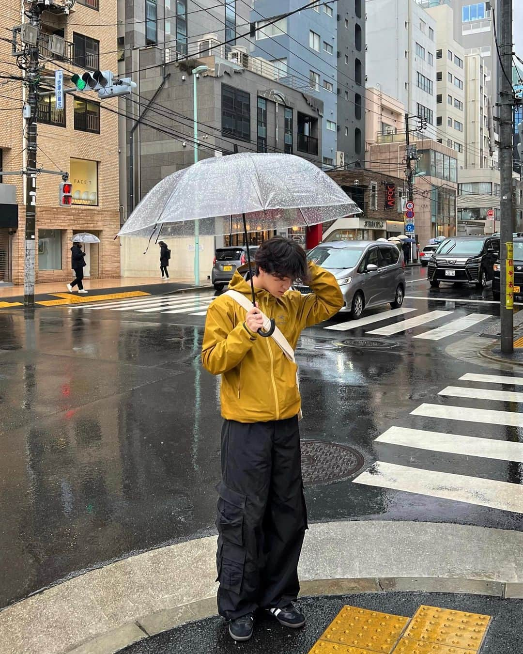 まきとんのインスタグラム：「RAIN IN TOKYO . . . #tokyo #tokyolife #tokyofashion #japan #omotesando #ootd #outfitoftheday #arcteryx #mountainjacket #zara #rain #rainday #adidassamba #adidas」