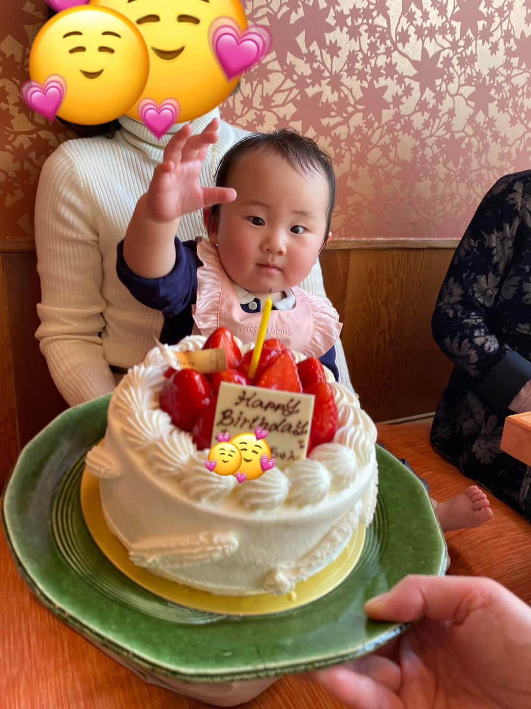 筒井菜月のインスタグラム：「【✨愛娘生誕1周年記念✨】  愛娘が1歳を迎えました💕  この1年間、はじめての育児に手探り状態でしたが、 なんとかこの日を迎えられて本当に嬉しいです🥹 スーパー社交的で、誰にでも話しかけて、どこにでも行く娘を毎日追いかけながら、私も少しだけタフになった気がします😆  これからも一緒に成長していこうね✨ いつも本当にありがとう❤️  #子育て　#親育て　#1歳　#バースデー #家族」