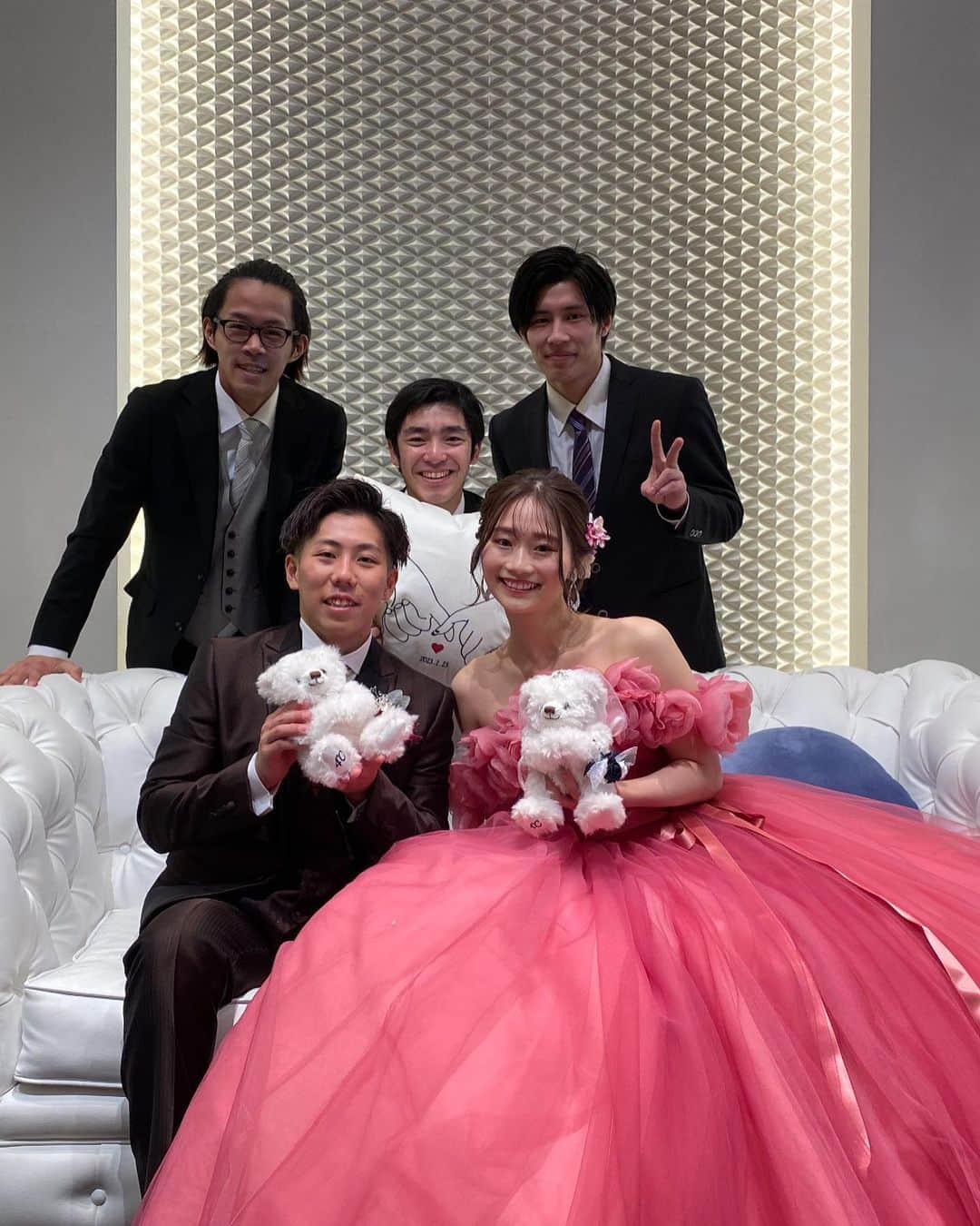 白井健三のインスタグラム：「大学の後輩の結婚式でした👰‍♀️🤵‍♂️ ・ 新郎新婦ともに体操競技部の後輩なので不思議な感覚がします😌 ・ 新郎が入寮して、同じ部屋になってからもう5年。 ・ 205号室での思い出は今も忘れられない濃いものばかりです✌️ ・ たくさん同じ時間を過ごしてきた分、今日は心に来るものも多かったです🙇‍♂️ ・ これからも手を取り合って仲良くね！ ・ おめでとう㊗️🎉 ・ #後輩 #部屋っ子 #結婚式 #おめでとう」