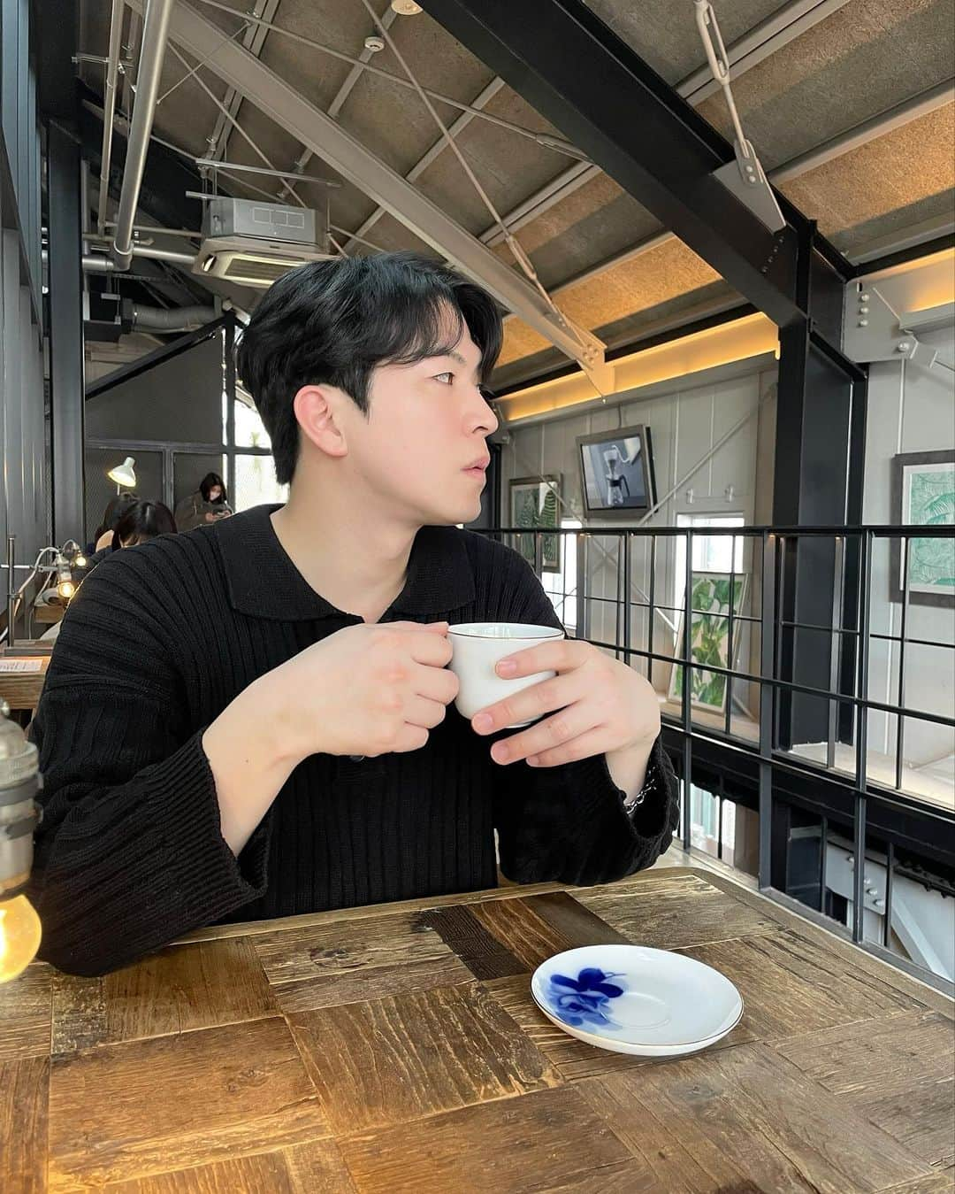 西片圭佑のインスタグラム：「可愛いカフェ発見☼ ゲイシャ飲めました☕︎ ガッツリ自然光入ってくるから盛れる。笑  #学芸大学カフェ  #無機質カフェ  #asclostyle  #韓国ファッション  #韓国コーデ #韓国ヘア」