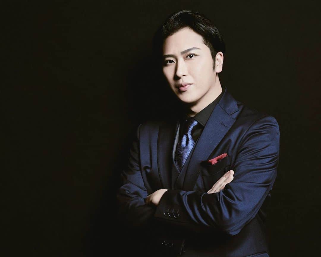 GLITTERさんのインスタグラム写真 - (GLITTERInstagram)「【尾上菊之助×中村獅童×尾上松也 interview】 『新作歌舞伎 ファイナルファンタジーX』開幕迫る！不朽の名作に挑む覚悟と熱誠  「ファイナルファンタジー」シリーズ屈指の人気作『ファイナルファンタジーⅩ』が歌舞伎×圧巻の映像を駆使し、IHIステージアラウンド東京でまもなく開幕を迎える。 会場となるIHIステージアラウンド東京は、周囲を取り囲む360度全てに展開されるステージと回転する観客席に、映像、音楽、照明など画期的な方法で融合することで、他では決して味わえない刺激的なエンターテイメント体験ができる。 超巨大スクリーンに映し出される『ファイナルファンタジーX』の圧倒的な映像世界に没入できるのも大きな魅力だ。 この壮大な世界観で届けられる本作は、【ティーダとユウナの物語】【白熱のブリッツボール】【異界送り】【ラストバトル】など見どころ満載かつ、物語の始まりから終わりまでを前後編にわたって描く。 公演が発表された時から多方面で注目されている本作の企画・演出、そして主人公・ティーダを演じる歌舞伎俳優の尾上菊之助と、アーロン役の中村獅童、シーモア役の尾上松也。 3人のそれぞれの作品への想いや、媒体名『GLITTER』にかけて、“輝く秘訣”を訊いた。  #FFX歌舞伎 @ff10_kabuki  #ファイナルファンタジー #尾上菊之助 @onoekikunosuke  #中村獅童 @shido_nakamura  #尾上松也   インタビューはWEBにて公開中✔︎ ▼ https://glitter-official.com/2023/02/ff10-interview/  ■𝐺𝐿𝐼𝑻𝑻𝑬𝑹_𝑶𝑵𝑳𝑰𝑵𝑬■ ■NEWSやトピックス、WEB限定記事を配信中■ @glitter.mag ▶︎プロフィールからリンク  #GLITTER #グリッター　 #glittermagazine #glitter #雑誌GLITTER  Photos Hirohisa Nakano Words Eriko Takahashi Edit Kaori Watabe」2月23日 21時35分 - glitter.mag