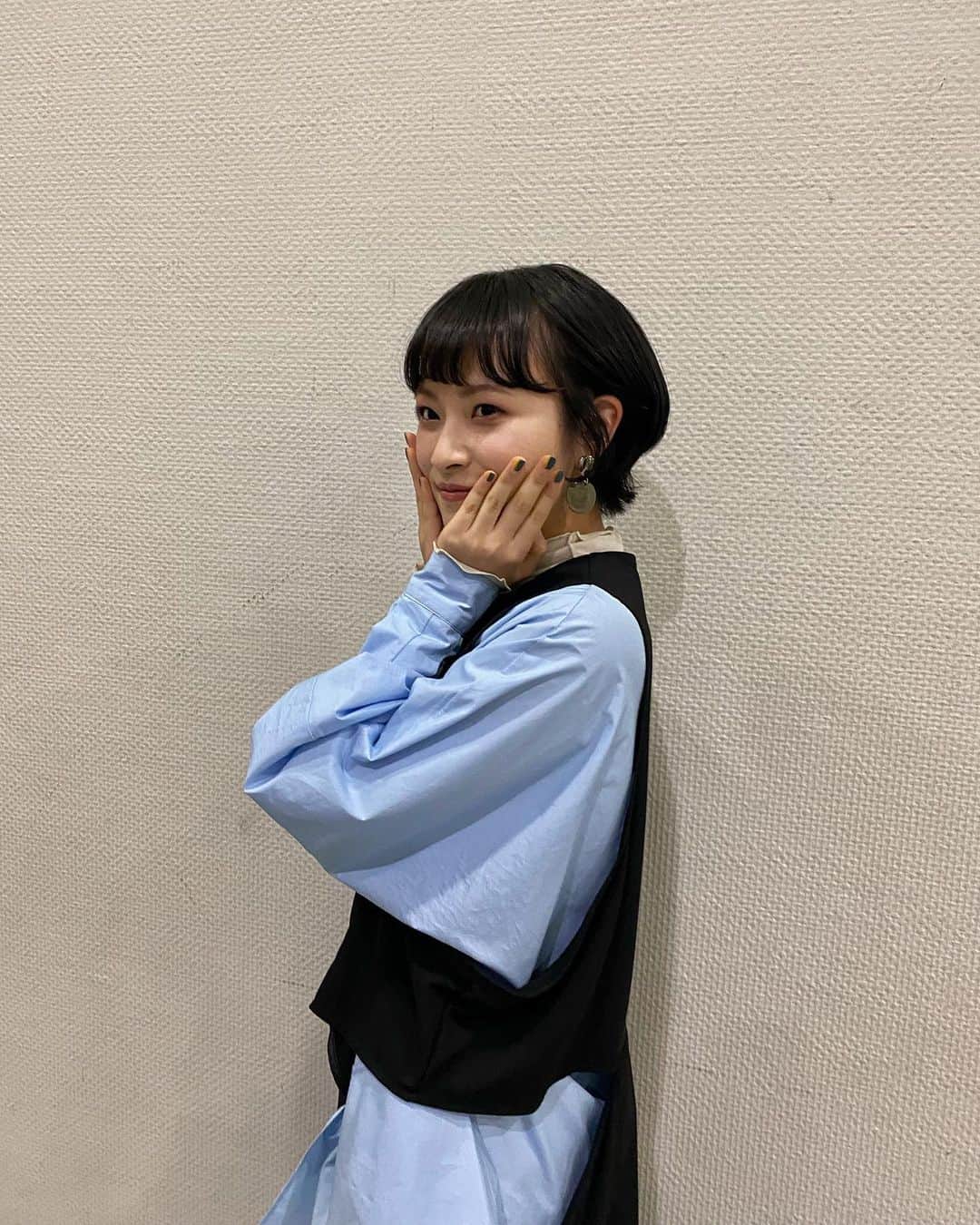 のインスタグラム：「舞台挨拶を見にきてくれた姉に 祐希の服いっぱいやぶれてたね、と言われました」