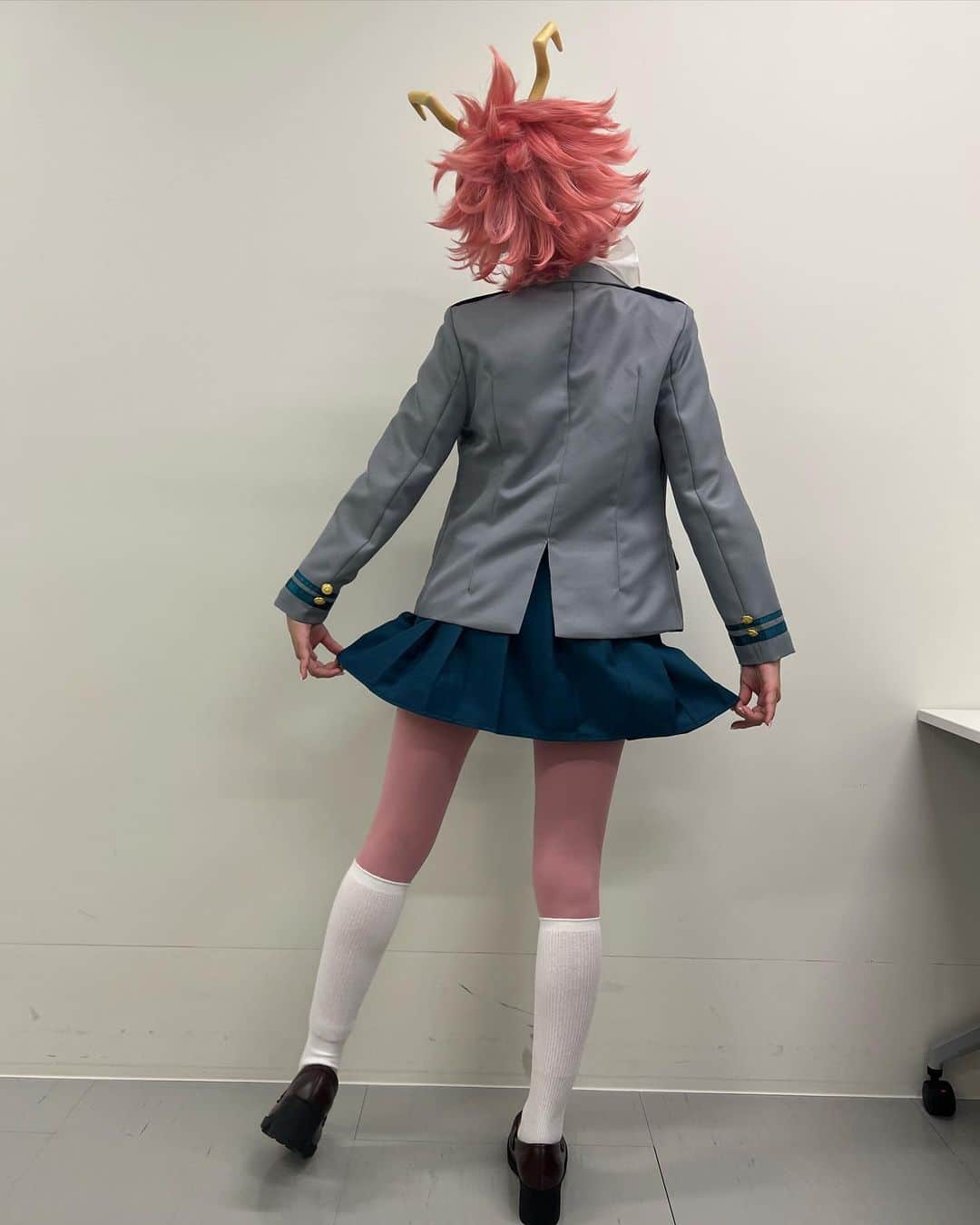 近藤千尋のインスタグラム：「だーれだ😊  ぐるナイコスプレ ありがとうございました😊💓  僕のヒーローアカデミアの 芦戸三奈さんにしていただきました😍🙏 瞬き我慢もしたり、 斉藤さんにもバレなかったり… (カレンちゃんは流石でした💕🥺)  素敵な経験をさせてもらいました🥺  明日はラヴィット✨ 初登場weekだ！❤️ そしてラヴィット増刊号も発表されて 楽しいことだらけだね〜💕😚  明日も頑張りましょ🤍😍」