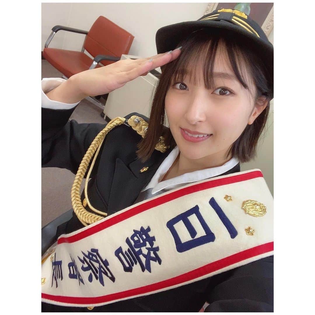 葉月のインスタグラム：「一日警察署長したの懐かしい🚓🚨 この日初めてパトカー乗ったんだ〜🚔🚨 関係ないけど明日の公演結構空席あるらしいのでどうか時間ある方見に来てくれたら嬉しいです🥹🥹🥹 六行会ホールにて18:30~！」
