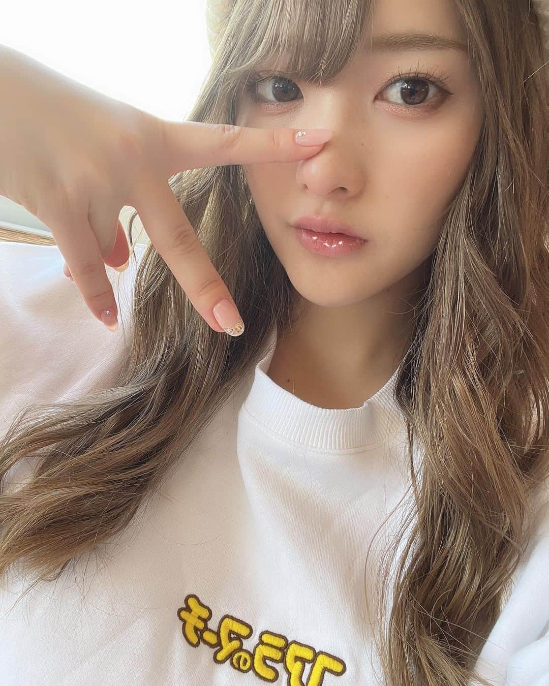 上矢えり奈のインスタグラム：「＊-＊-＊-＊-＊-＊-＊-＊  光の加減によって髪色が明るく見える🤔 あと、最近の悩みは 右側だけ髪の毛上手く巻けないの悔しい…  erina.  ＊-＊-＊-＊-＊-＊-＊-＊  #コアラのマーチ　#GU #巻き髪　#上矢えり奈」