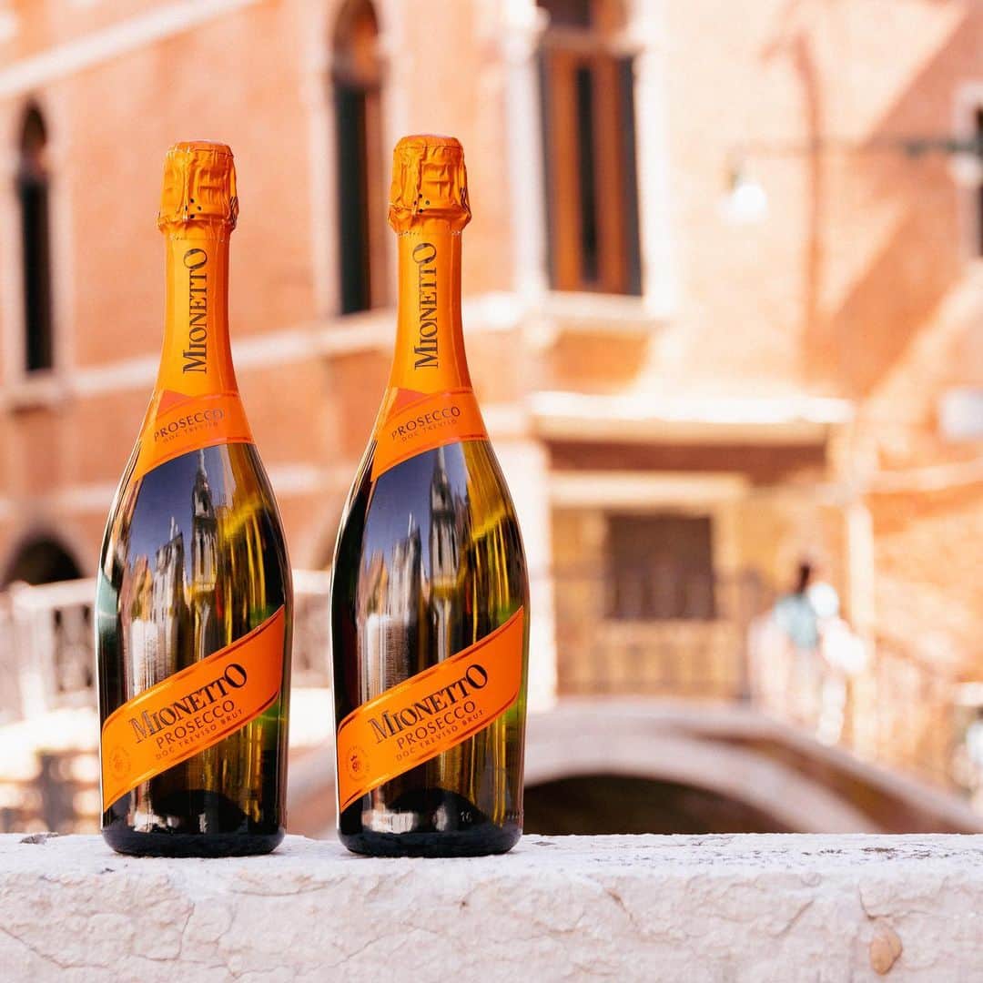 Mionetto Prosecco Montenegroのインスタグラム：「Born in Italy, shared everywhere 🙌🏻🧡🥂 . .  #mionettoprosecco #Mionetto #G3Spirits #montenegro #mionettoME #lifestyle #prosecco #proseccotime #italy #sparklingwine #wine」