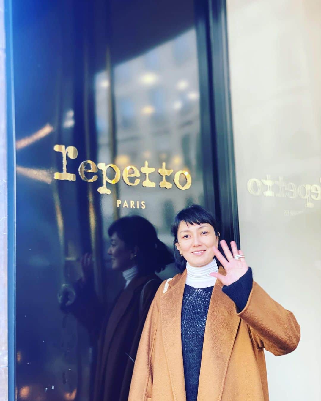 板谷由夏 のインスタグラム：「パリに行ったらはずせないrepetto @repetto_japan  SINME  @sinmedenim コラボ、また叶えたい。 Parisの写真、呑んで食べてる写真ばかりでして。さーせん。 その中から呑んで食べてない写真選びました。へへへ。 旅はいい。本当にいい。 そのことを、改めて教わりました。 人生は旅ですからね。」