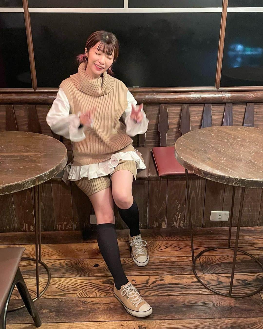 ぱいぱいでか美のインスタグラム：「Ange Charmeのニットセットアップ☕️ . この前の #でか美月例 では 辻希美さんプロデュースのAnge Charmeのセットアップを着ました🤎 柔らかくてふんわりした雰囲気だけど 大人が可愛く着れるデザインで 辻さん流石です😭😭😭ってなってます🫶🏻🫶🏻🫶🏻笑 ニットパンツはずっと挑戦してみたかったけど コーディネート難しいな〜と思って尻込みしてたので セットアップなのありがたい……🥹 ベストとシャツもバラバラにできるので いっぱい着回しします🤎🤍🤎🤍 辻さんありがとうございます✨ . #angecharme #辻希美 さん #でか美私服 #でか美衣装 #でか美ちゃん #膝 #怪我だらけ #人面膝」