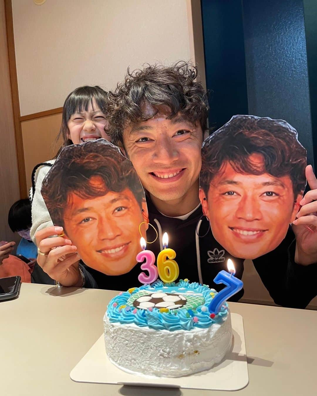 梅崎司さんのインスタグラム写真 - (梅崎司Instagram)「36歳になりました！！ レゾナックドームで練習後、チームメイト、サポーターの皆さんにもハッピーバースデー歌ってもらいめちゃめちゃ最高でした！ 岡山コーチありがとうございます😆 沢山のメッセージもありがとうございます！ ホーム開幕戦、勝利の歌を皆んなで唄いましょう‼️ #大分トリニータ #誕生日 #36歳 #年男 #梅崎司 #プレゼント #幸せ」2月23日 21時38分 - umeman7