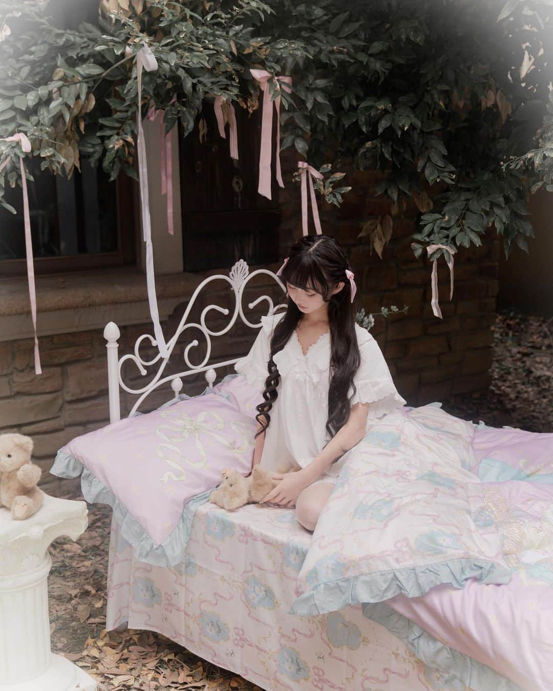 今井キラさんのインスタグラム写真 - (今井キラInstagram)「✨𝒩𝑒𝓌✨ ⁡ KIRA IMAI x Twinkle Lily Collaboration Flowers in the Dream Bedding set ⁡ 今井キラxTwinkle Lily コラボレーション 寝具セット『夢里花』のイラストを担当させていただきました🌙 ⁡ 💫BOOTH shop link（日本からのご注文はこちら） twinklelily.booth.pm/items/4519944 ⁡ 💫Taobao shop link https://twinklelily.taobao.com ⁡ 💫For orders from other countries, please visit our official account. @twinklelily_official」2月23日 21時45分 - kiraimai