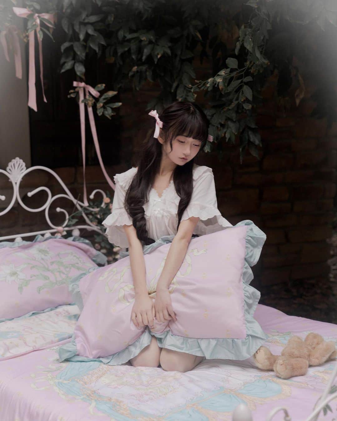 今井キラさんのインスタグラム写真 - (今井キラInstagram)「✨𝒩𝑒𝓌✨ ⁡ KIRA IMAI x Twinkle Lily Collaboration Flowers in the Dream Bedding set ⁡ 今井キラxTwinkle Lily コラボレーション 寝具セット『夢里花』のイラストを担当させていただきました🌙 ⁡ 💫BOOTH shop link（日本からのご注文はこちら） twinklelily.booth.pm/items/4519944 ⁡ 💫Taobao shop link https://twinklelily.taobao.com ⁡ 💫For orders from other countries, please visit our official account. @twinklelily_official」2月23日 21時45分 - kiraimai