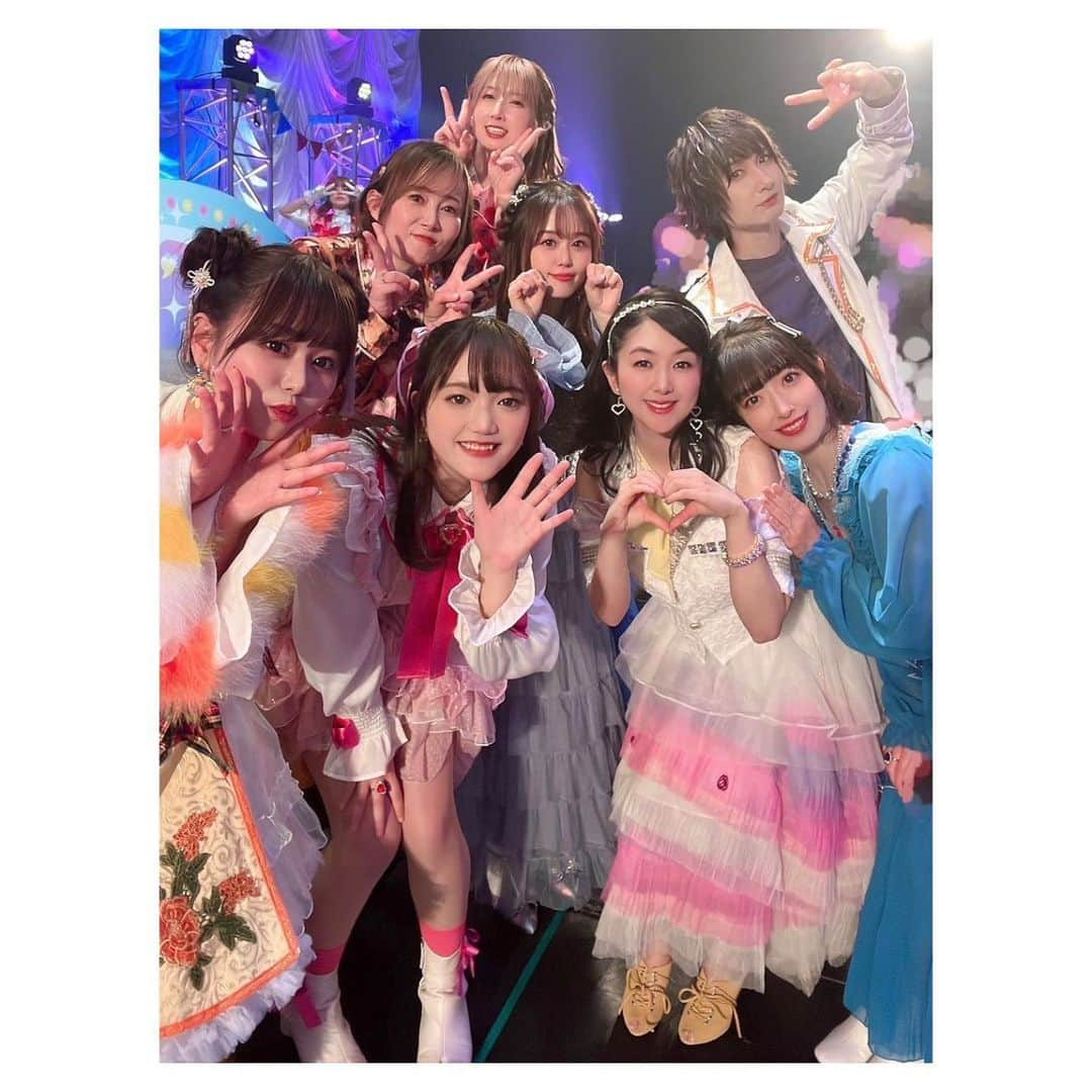 日岡なつみのインスタグラム：「#デパプリ感謝祭 最後は全員集合…💗💙💛💜❤️🧡 （3枚目、たまたまプリキュアたちの集合写真に居合わせたので、一緒に撮ってもらっちゃった…！）  こんなに素晴らしいキャストさんやアーティストさん、スタッフさんと一年間を共にできて、声優人生1番の幸せなひとときでした。✨  今はまだちょっと心にぽっかり穴が空いたような寂しさがあるけど、デパプリに関われたことを誇りに、これからも前を向いていけたらなと思います！  ご飯は笑顔❣️ 大好きな人たちと美味しいご飯の思い出を、これからもたくさん作っていきたいな…♡  #デパプリ #precure」