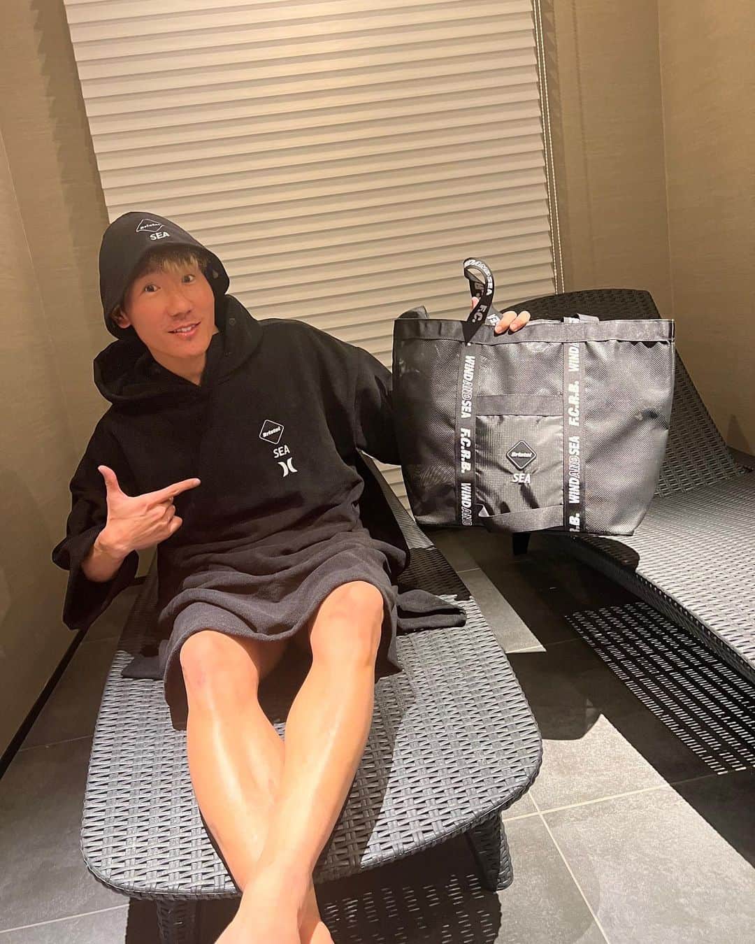 たかのインスタグラム：「. FCRB×WIND AND SEAのコラボサウナセット😳😳😳 プレゼントありがとうございます🥺 えげつないくらい最高のセット！ このサウナハットとか最高ちゃう😏？ ほんでもってこのコラボも最高すぎ🥺 いろいろ入ってて大満足セット！ これ着て、めちゃくちゃサウナいこ！！ みんなもチェックしてみて😆 #FCRB #FCREALBRISTOL #WINDANDSEA #FCRB×WINDANDSEA」