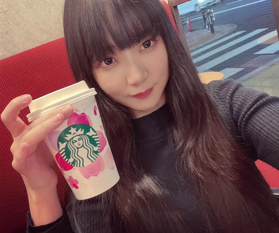 帝子のインスタグラム：「スタバの春のやつ飲んできた あまり行ったことなかったけど、期間限定のやつ飲みに行こ！って友達と話したりするの、楽しい☺️ 毎シーズンやりたい  #スターバックス新作  #桜フラペチーノ  #スプリングラテ  #声優 #anime」