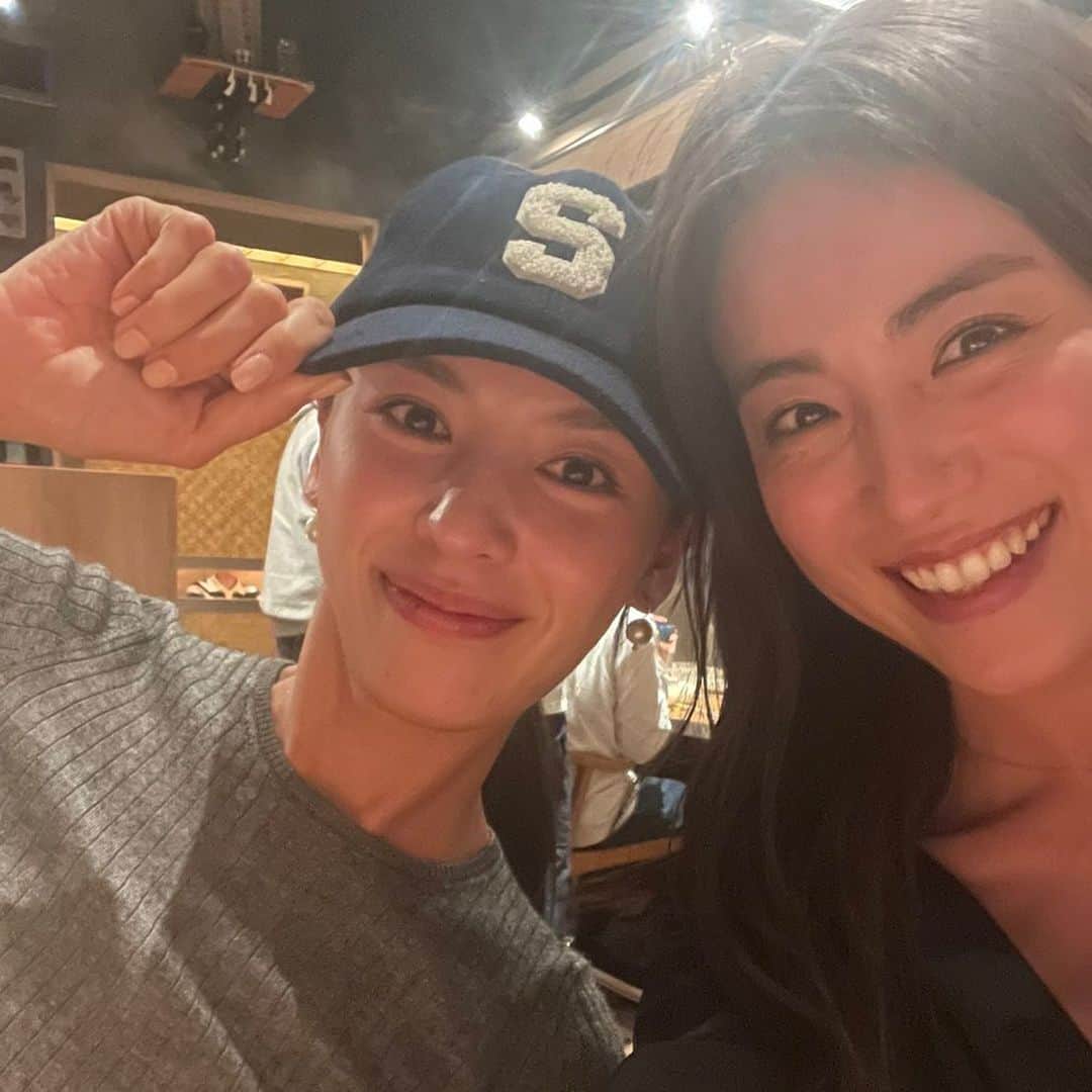 申真衣のインスタグラム：「意外とない一緒の仕事 S🧢で集合のはずが @sasagawayuri 忘れてきた🤣🍻 働きマンエピソードがかっこよくて、ますます惚れた🥺力持ちそう🥺 わたしは爆笑しすぎだよ」