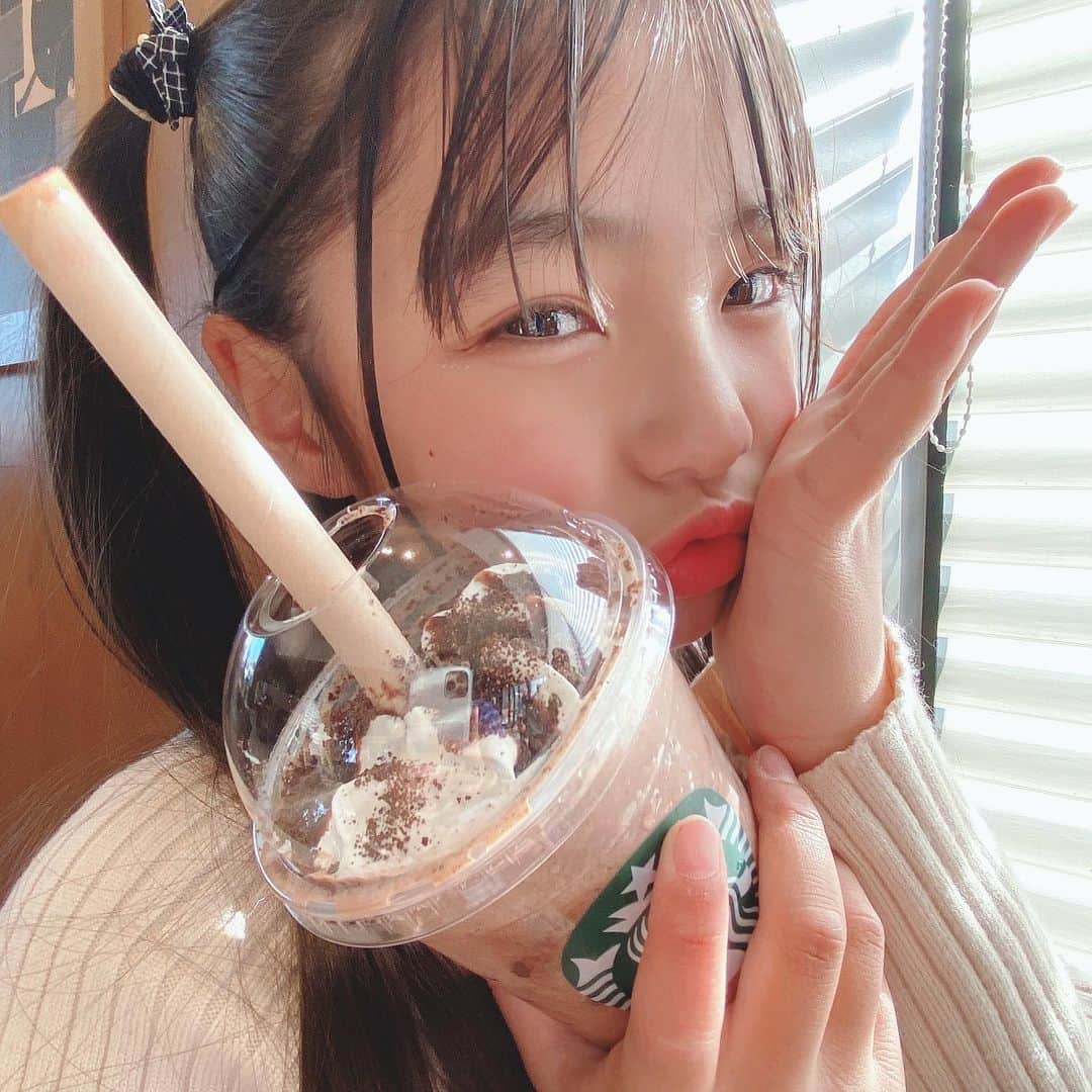 ♡KAO♡のインスタグラム：「： ： 前postコーデの娘とカフェデート時のshot📸 兄さんの塾の間に娘とカフェデートが増えた☕︎︎‎𓂃 𓈒𓏸 女子トークが弾む…♡ 楽しい時間𓂃𖠚ᐝ ： ： @starbucks_j の#限定フラペチーノ は必ず飲む𖠚ᐝ #さくら咲くさくフラペチーノ も 早く行かなきゃね𓂃🌸𓈒𓏸 ： ：  ： ： ： ： ： ： ： ： ： ： ： ： ： ： ：  #ig_kidsfashion #kidsfashion #親バカ #ig_oyabakabu #親バカ部 #娘 #9歳 #js3 #女の子 #娘コーデ #女の子コーデ #インスタキッズ #ig_kids #キッズファッション #キッズモデル部 #プチプラコーデ  #キッズコーデ #韓国ファッション #韓国子供服 #スタバ #スターバックス #starbucks #フラペチーノ」