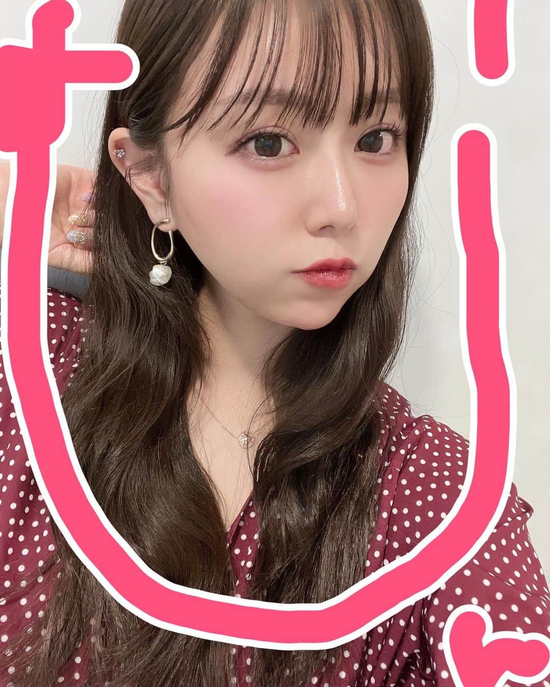 のインスタグラム：「♥️♥️♥️♥️ 2023/02/13 先週のむん！載せそびれ！ バレンタインイブ♡ この日もお聴きいただき ありがとうございました♡  わたしかみのけがだいぶのびましたね✌︎  間違い探しみたいな投稿ですが 文字ありと文字なしの２枚です。  ♥️#herlipto」