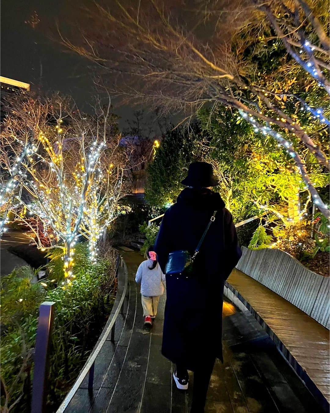薬師寺美菜子のインスタグラム：「▷▶ . 今年はお家組と イルミネーション組に別れて🥳𖤐⡱ . . #なんば#難波#なんばcity#イルミネーション #kids#小学生ママ#小学3年生 #3歳#3歳ママ#姉妹#親子」