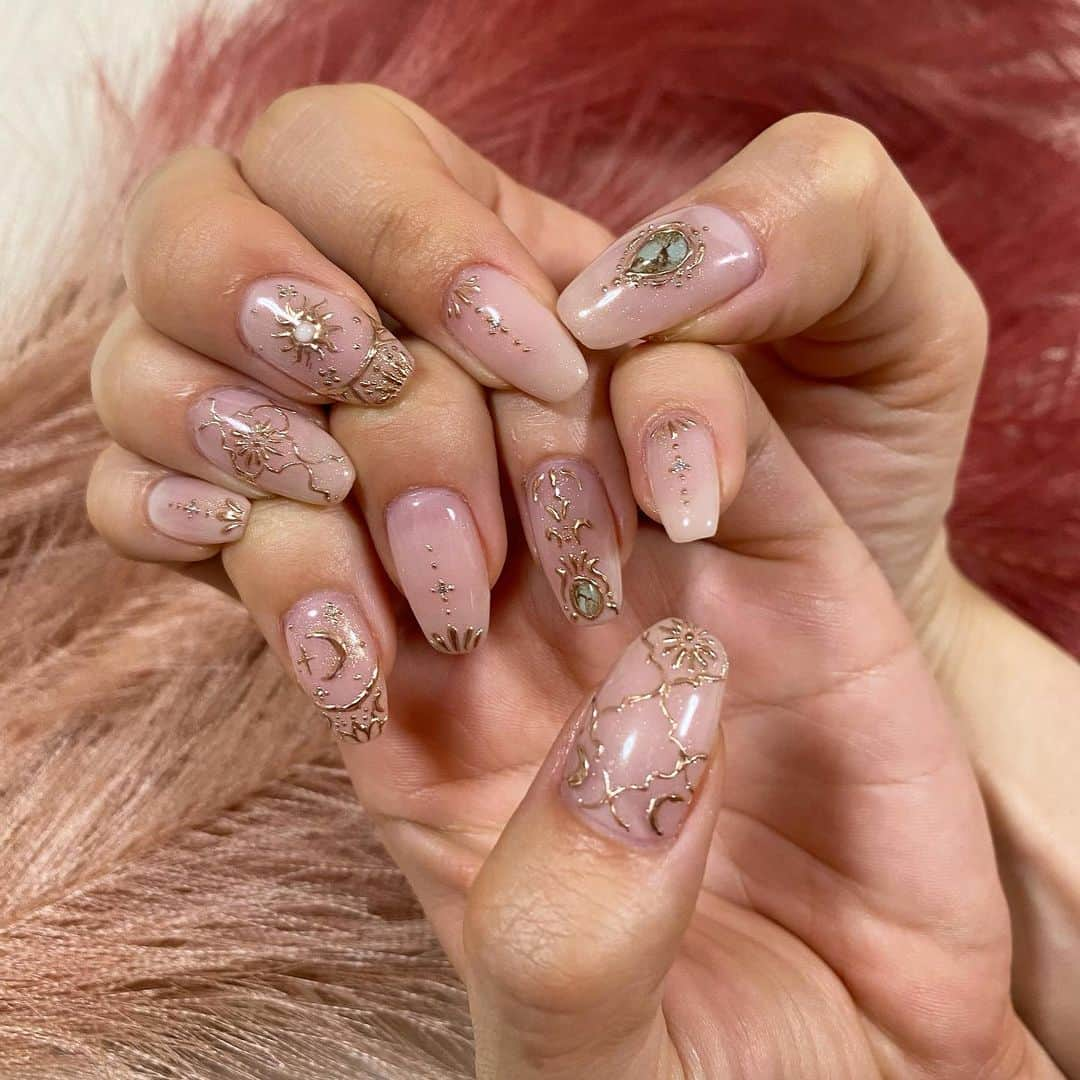 細越麻未（ami）さんのインスタグラム写真 - (細越麻未（ami）Instagram)「. new nail 過去1お気に入り かわちぃぃぃ  全て手描きで書いてくれてるの！ ストーンは一切付けてません . . #nail #nailart  #ネイル #モロッカンネイル  #ネイルアートデザイン #nyasnail」2月23日 22時15分 - ami_hosokoshi_75