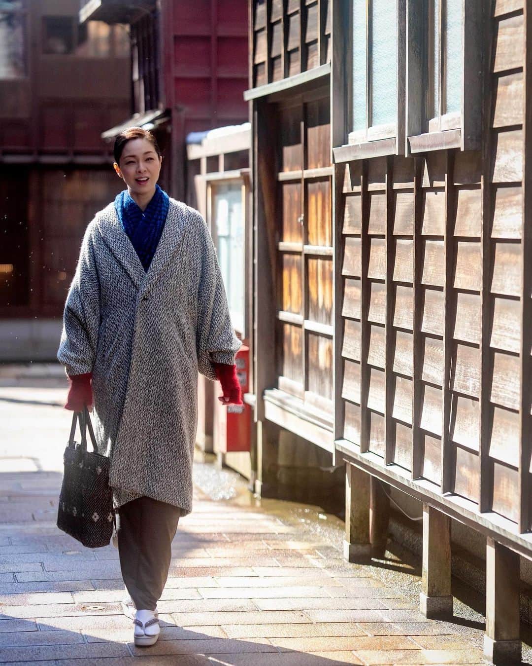 川原亜矢子のインスタグラム：「ひがし茶屋街を散策 #kanazawa #japan #kimono #travel #金沢 #散歩 #旅 #着物 #牛首紬」