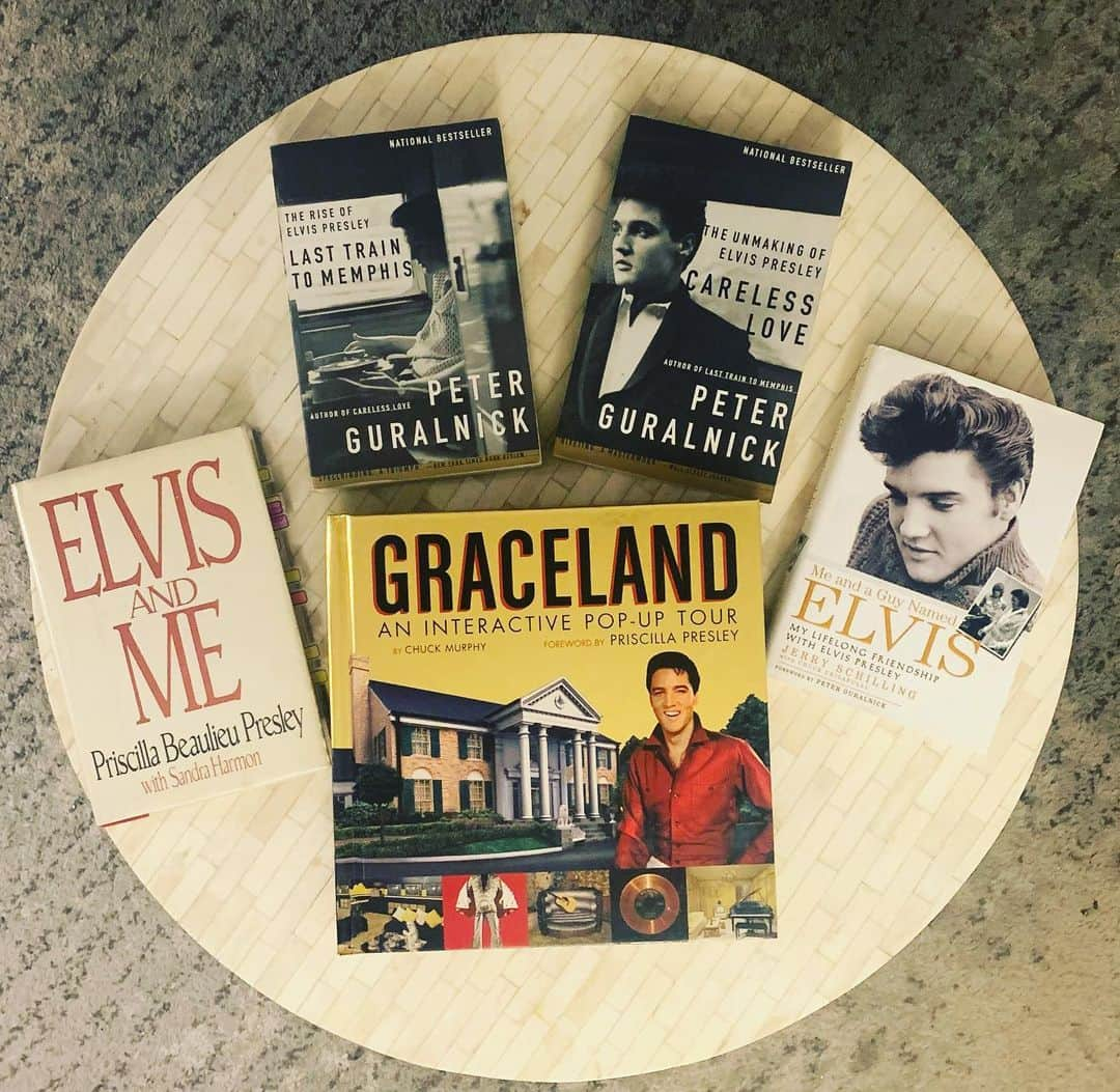 ブライス・ジョンソンのインスタグラム：「Doing some research on the King 👑 and his quest for truth. Cant wait to share🎧 😉 #Elvis #elvispresley #seeker #occult #esoteric」