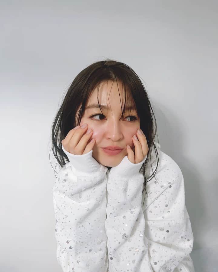 のインスタグラム：「🤍大好評発売中・ar3月号🤍 ぶかっとフーディに包まれた上西星来さんオフショ第３弾🫶  誌面のアンニュイな表情とのギャップにきゅんッ…😮‍💨💓 反則級に可愛い上目遣いシーンにご注目💁‍♀️💁💁‍♂️  #上西星来 #ar #ar3月号 #armagazine #trend #トレンドメイク #トレンドコスメ #カワイイ #美女 #可愛い女の子」