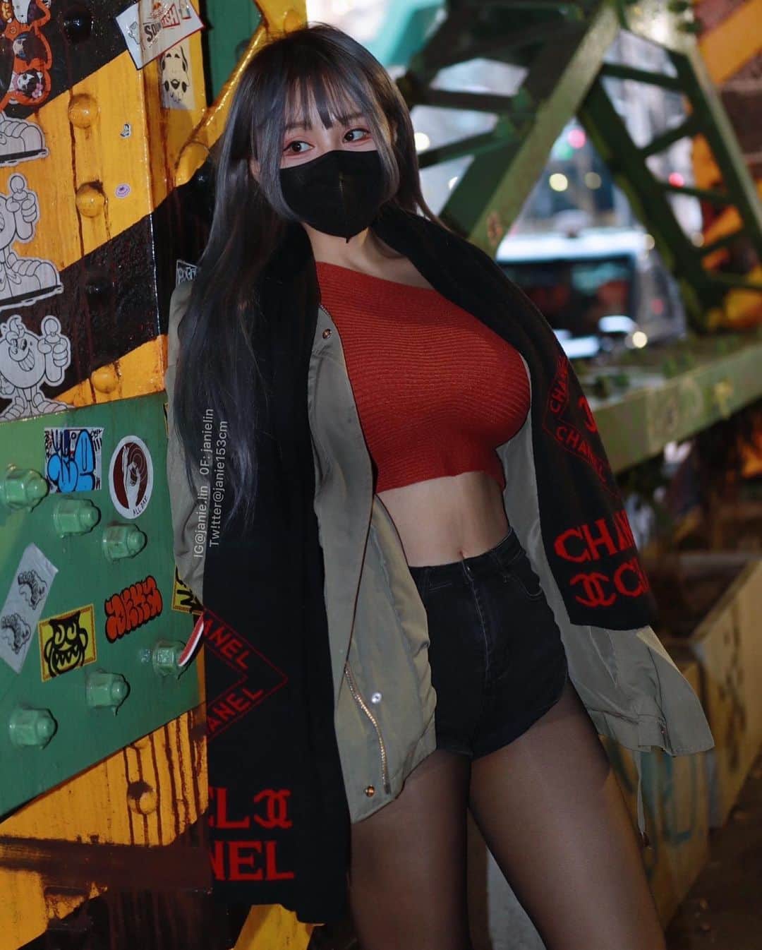 泥泥林のインスタグラム：「Love this vibe in Japan🇯🇵 本篇重點是最後一張❤️ 來找我玩吧！詳細👇看全文 - 難得的公開活動🫶禮拜天請留給我～ 來逛我參加的首場聯合二手拍吧！！  當天會用很甜甜的價錢 出售一些全新或二手的衣服跟動漫周邊 還有『未公開簽名寫真拍立得』的盲包😈 盲包總共只有20份！(內含三張有唇印的)  擺攤時間❤️ 2/26(日）13:00 - 17:00 二手拍在📍北市雙城街18巷16號1F  🌟請自備零錢（或可使用LinePay） 🌟請自備購物袋來裝你買的東東唷！ #別再說錯過我了 #這次提前公告了喔   - #streetart #tokyo #japan #janietravelstheworld #ootd #表参道 #原宿 #東京 #泥の旅遊碎片」