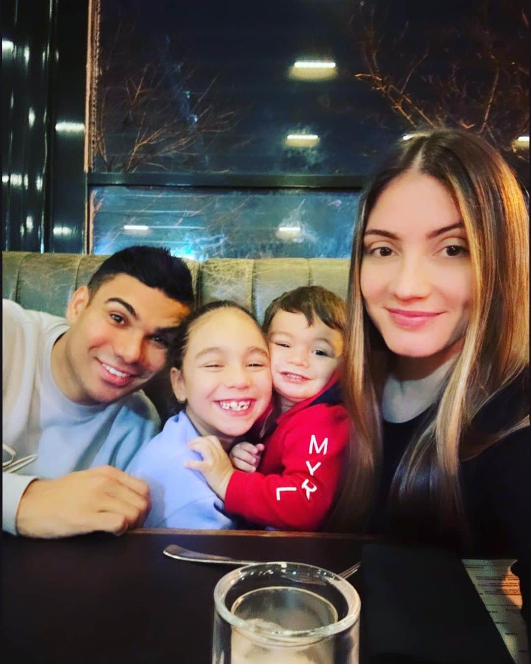 のインスタグラム：「Feliz aniversário pro Amor da minha vida❤️🎉  Te desejo as maiores conquistas, uma infinidade de vitórias e toda alegria e felicidade que você merece🙏🏻🎈Olho pra tudo que vivemos e conquistamos e agradeço a Deus, ele me uniu ao meu par perfeito! Ao melhor homem desse mundo, pai, profissional e marido!👩‍❤️‍💋‍👨👨‍👩‍👧‍👦  🥳Parabéns Vida…..!!!❤️❤️❤️ @casemiro」
