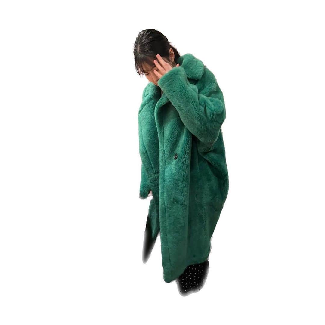 芦原優愛のインスタグラム：「. すっごい緑色のコートを頂いた オシャレやなぁ 着こなせる自信はあまりないけど緑好きとしては嬉しい」