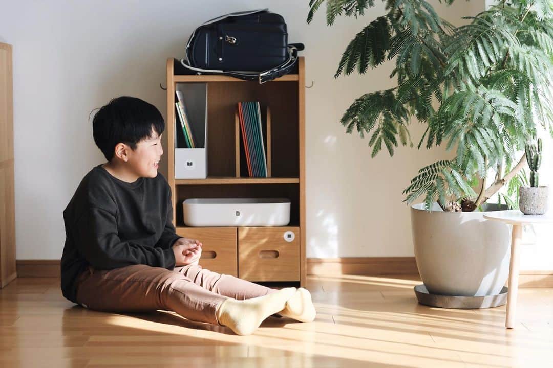 きなこのインスタグラム：「先日入学前の新一年生の1日学校体験デーがありました。この前入学したばかりと思っていたのに、もう後輩が👀✨ 現一年生にそれぞれ新一年生が割り当てられお世話をする、という流れで、息子は前もって聞かされていた担当する子の名前を家で何度も唱えながら、「◯◯ちゃん緊張してるかなぁ、学校のこといっぱい教えてあげるんだ！」ととても張り切っていました。当日無事ミッションを終え帰ってきた息子、「◯◯ちゃん、すごく賢くて何も教えることなかったわ😗」と遠い目をしてた😂笑。  一年前、新しい場所が不安で校内を逃走し就学前健診を受けられなかった息子だったのに、今では何の心配もいらないほど学校を楽しみ毎日頑張ってます👏子どもの成長と適応力は凄いし、ついこの間まで幼児だった子ども達を引っ張ってまとめてくださる先生方には本当に頭が下がります🙇‍♀️  写真はこどもと暮らしさんと一緒に作ったランドセルラック。定期的に隣で写真を撮っているのですが、成長がよく分かって面白い☺️🌸  ▶︎ランドセルラック、詳細はハイライト"通園通学グッズ"へ！」