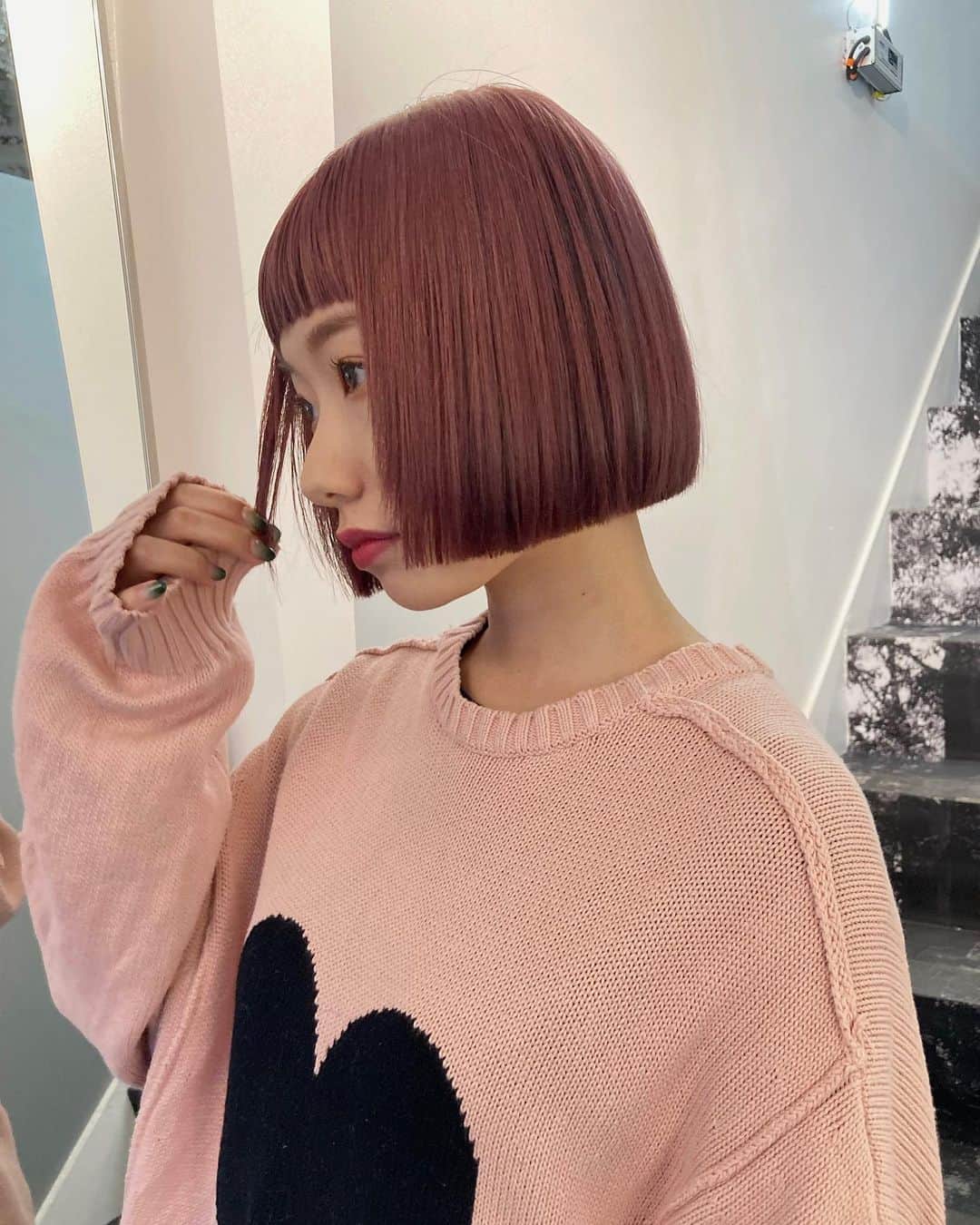 のインスタグラム：「イメチェンしました。🌸  こんなに短いのは、人生初…！！ そして前頭ブリーチしたのも初めてだ〜🫣  @nenen.hair @nenen_shimo  色々とご提案してくださりありがとうございました🙏✶  そしてストーリーで相談乗ってくださった 皆さんもありがとうございました！🙌  この春は新たな日々が始まりそうなので 心機一転、新しい自分になれて嬉しい 🌱」