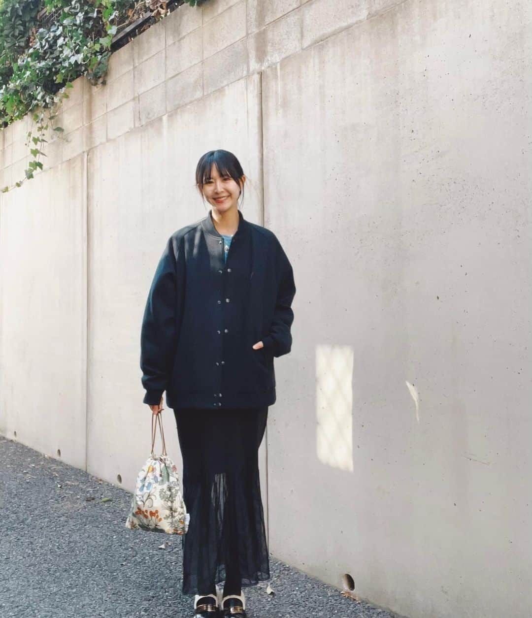 リサ のインスタグラム：「笑顔で片手に持っているポーチには 娘のおむつセットが入ってる、そんな今日この頃😂❣️  ATON @aton_tokyo のアウターはメンズサイズにして、中に着こめて今季最高アウターです☃️ そして楽ちんなのにめちゃくちゃキレイに見せてくれるスカートは、Jancidium @jancidium ✨細見えまじ万歳👏🏻下透けてるの可愛いすぎて最近こればっかり履いてます。(主に散歩)  もうすぐ2月終わるんですね、はっや」