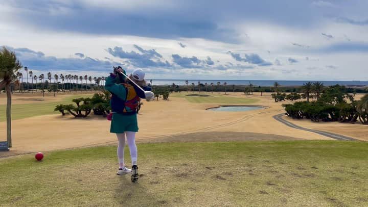 京佳のインスタグラム：「Nice shot ⛳️ 久々ゴルフでした🐈また明日もゴルフ☀️ Was against windy conditions today but had a fun  I played golf for the first time in a year」