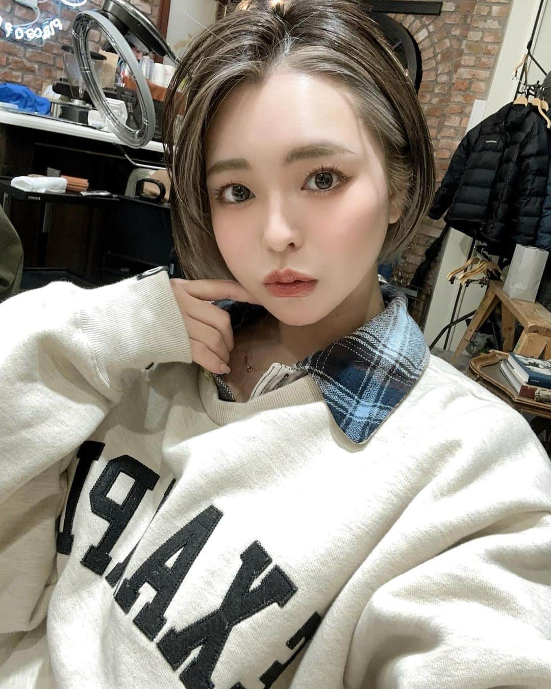Hitomiのインスタグラム：「❤︎  前髪作ろうかにゃ👧🏻どぅ？  #ショートカット　#ショートヘア #ショート女子　#アンブレラカラー」