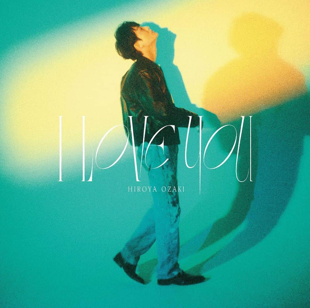 尾崎裕哉のインスタグラム：「2023/4/5 新EP「I LOVE YOU」リリースします！尾崎豊のカヴァーを音源化することはとても重いことだから、なかなかしたいとはこれまで思えなかったけれど、ようやく時が来たなという感じです。  ライブMCでも話したけど、僕にとって音楽の原点が尾崎豊への憧れだし、時が経つほど得られる"自分らしさ"がどこか切ない時もあって。昔はもっと似てたよなーとか、今より思うようになるなら、"これ"はきっと今しかできないことなんじゃないかと思った。  色々想いを言葉にすると複雑なんだけど、要はこれは愛です。色んな愛があるけど敬愛かな。 そして、それは「継承と革新」ってことなんだと思う。オリジナルを大事にしながら、僕がやるからこそ出てしまうオリジナリティを感じられる、そんな内容になってます。 もちろん僕の楽曲も入っていて、それは継ぐことの喜びや迷いについてなので、そちらも是非聞いてください！！！  ARTWORK BY @rykyu_tokyo  PHOTOGRAPHY BY @kenichiinagaki_photo_  HAIR&MAKE UP @enamikosuke  STYLING @stylist_takashi   #iloveyou #通常盤 #ozaki」