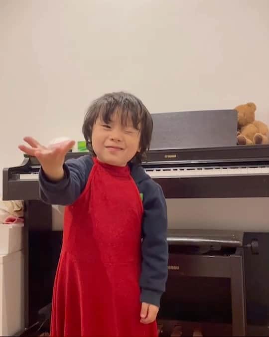 エハラマサヒロのインスタグラム：「美羽からLINE来て「投げキッス教えたよ」と。 いや4歳の弟に何教えてんねん😆😆😆  #意外と様になっててカッコいい #よく見たら和田アキ子さんのような赤ドレス着ててカッコいい」