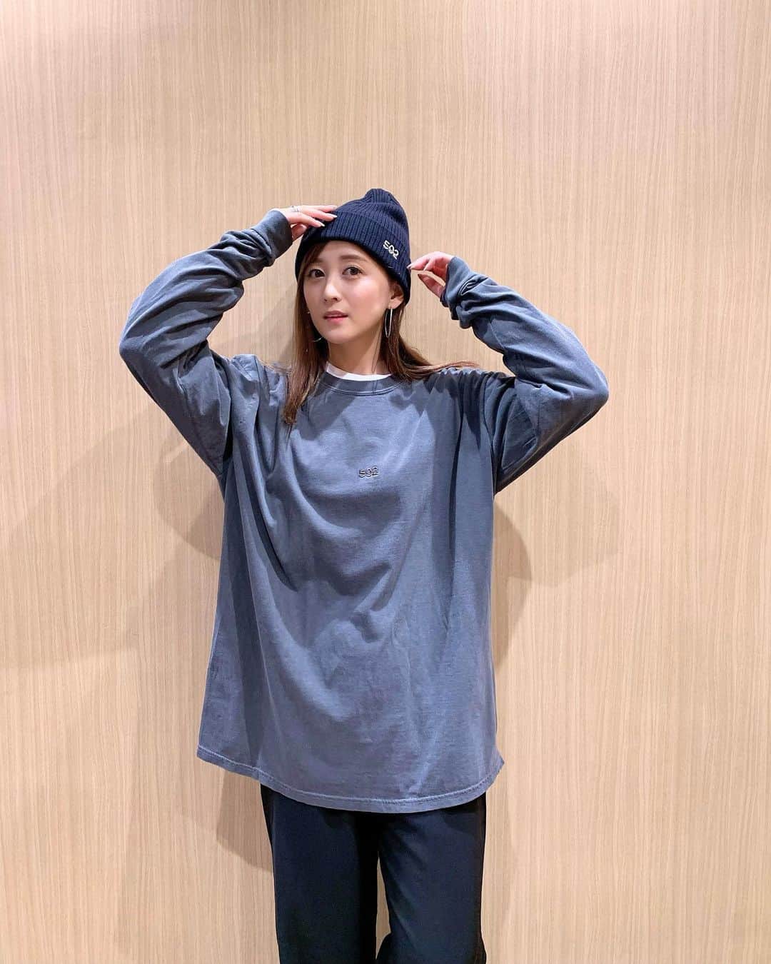 のインスタグラム：「⁡ ⁡ @502easy のアカウントからお知らせがありましたが【502EASY】の2th Anniversaryイベントの開催が3/19(日)に決定しました🎉 ⁡ 【502EASY】初のイベント❣️ ⁡ どんな内容かは2/28(火)のインスタライブで詳細はお伝えしますが3/19(日)はスケジュールを空けておいていただけると嬉しいです🥰 ⁡ そしてこちらのアイテムが現在予約受付中です😊✨ ⁡ ☑︎#082 502EASYナイロンアノラックパーカー ⁡ ☑︎#083 502EASY ピグメントロンＴ ⁡ どちらもシンプルですが刺繍がワンポイントで着回しがきくデザインでめちゃくちゃ使いやすアイテムです😎✨ ⁡ 3/19(日)みなさんに お会い出来るのを楽しみにしています🥰 ⁡ 気圧の変動で体調を崩しやすい時期なのでみなさん、暖かくしてゆっくり休んでくださいね😌🌸 ⁡ ⁡ #502EASYコーデ #小松彩夏 #こまっちゃん #ストリート系女子 #ストリートファッション #ストリートコーデ #カジュアルファッション #カジュアルコーデ #春コーデ #大人ストリート #ボーイッシュコーデ#大人カジュアル #古着女子 #ボーイッシュ女子 #ボーイッシュ #ロンT」
