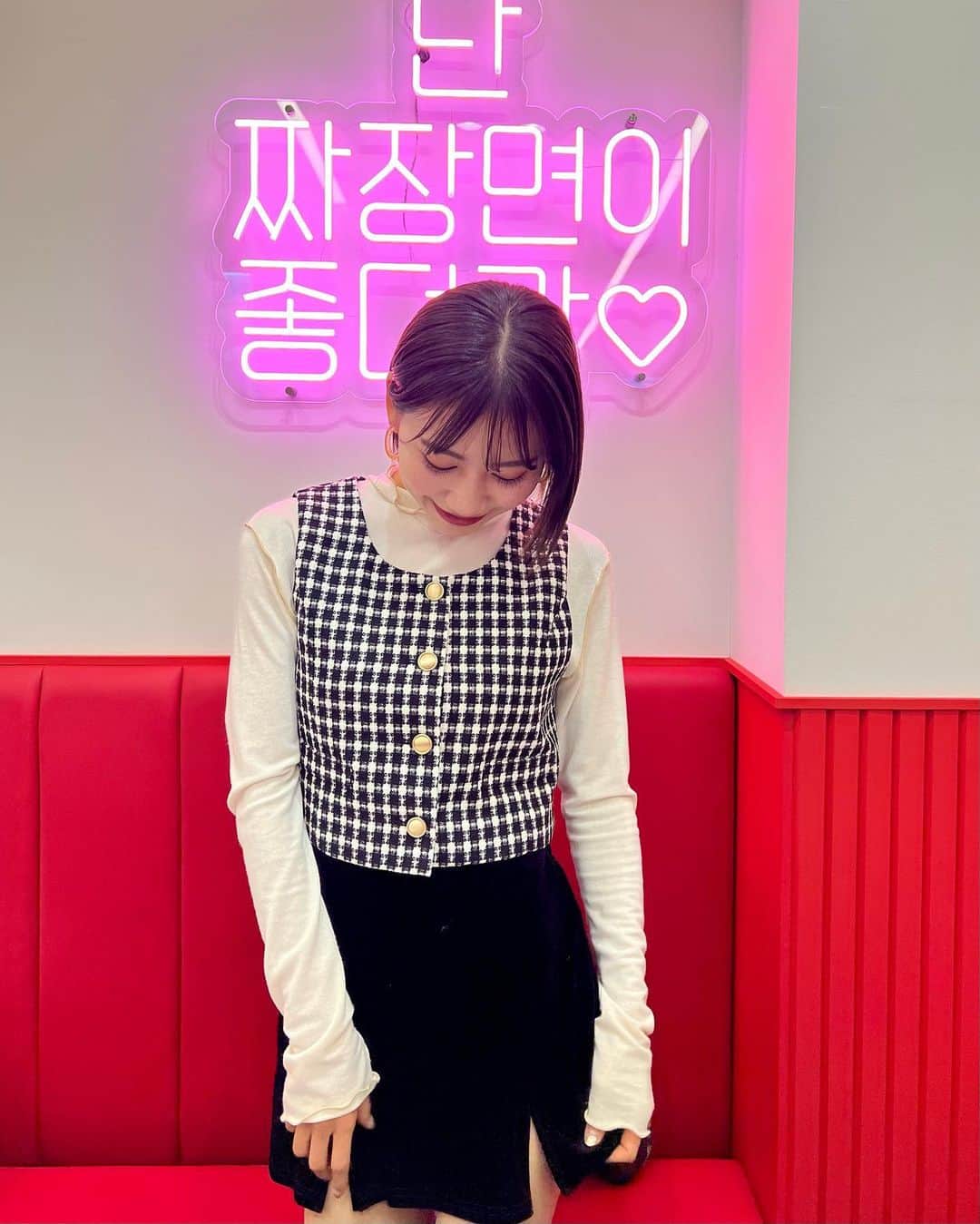 近藤美月のインスタグラム：「GUのトップスで 韓国風コーデ🤍🇰🇷 ⁡ 今年、すごく流行ってる ツイード素材のベスト🖤🤍 これSALEで990円で買ったよ💼💰 ⁡ 流石に安すぎるのに 生地もしっかりしてて デザインも最強❤️‍🔥👸 ⁡ GUの大型店にしか無さそうだから、 ネットの方が便利かも☁️🧸 ⁡ ⁡ ベストのアイテム名🗒 ▶︎ ツイーディクロップドベスト ¥990 ⁡ ⁡ ⁡  ⁡ ⁡ ⁡ ⁡#gu #gu購入品レポ #ジーユー購入 #プチプラ #韓国風コーデ #gu韓国ファッション #ツイードベスト #ツイーディクロップドベスト #大阪韓国料理 #ツイード生地 #gu新作コーデ」