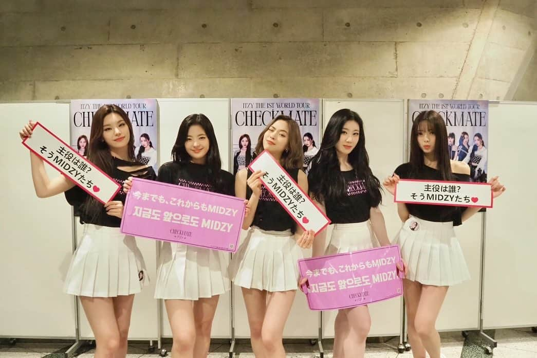 ITZYさんのインスタグラム写真 - (ITZYInstagram)「. ITZY THE 1ST WORLD TOUR <CHECKMAKTE> in JAPAN 最終日も無事終了しました！ 2日間、感動の景色を見せてくれてありがとうございます♪ また必ず戻ってきます❣️  皆さん気をつけて帰ってください〜 すきぴーおやすみなさい🌙  #ITZY #MIDZY  #ITZY_WORLD_TOUR  #ITZY_CHECKMATE」2月23日 23時01分 - itzy.all.in.us