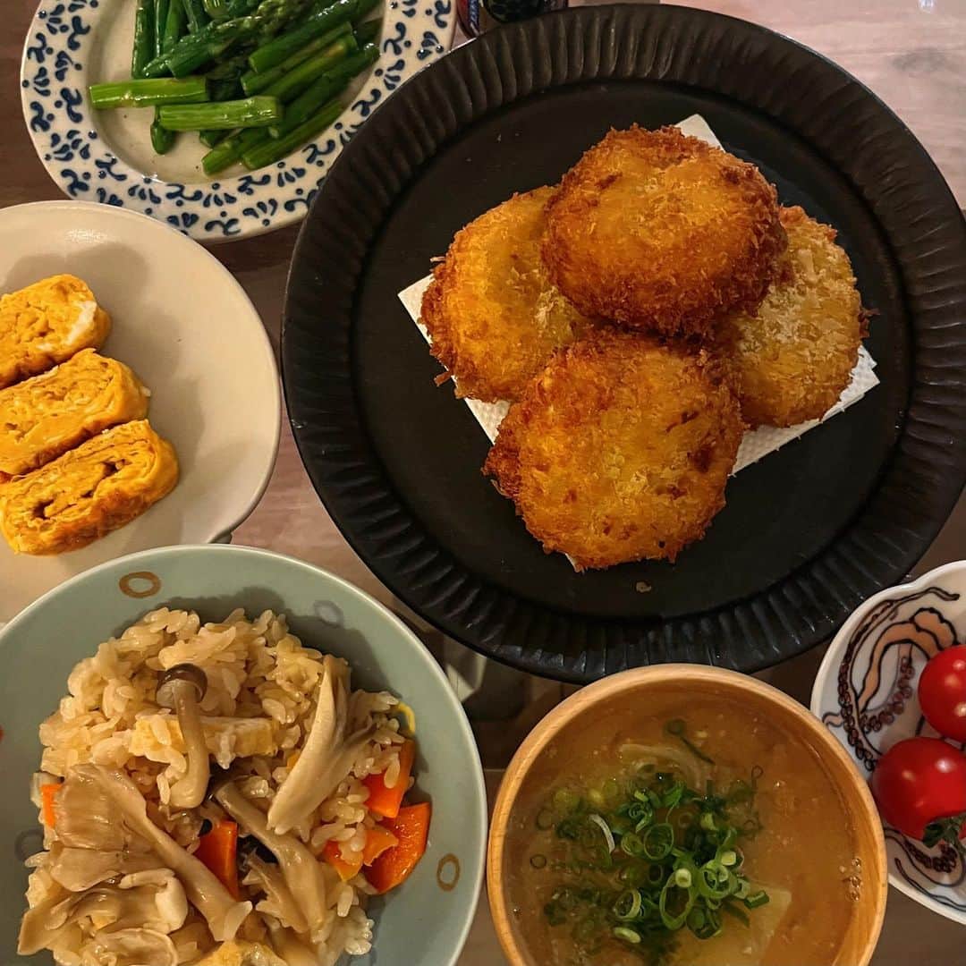 飯島望未のインスタグラム：「@slcreations_official さんの 裏ごしかぼちゃとひき肉を使って コロッケを作りました。 裏ごしかぼちゃすごく楽！ チンするだけですぐ使える。 最高。  その他は 比内地鶏スープで炊き込みご飯 じゃがいもと新玉ねぎのお味噌汁 アスパラバター炒め 卵焼き プチトマト」