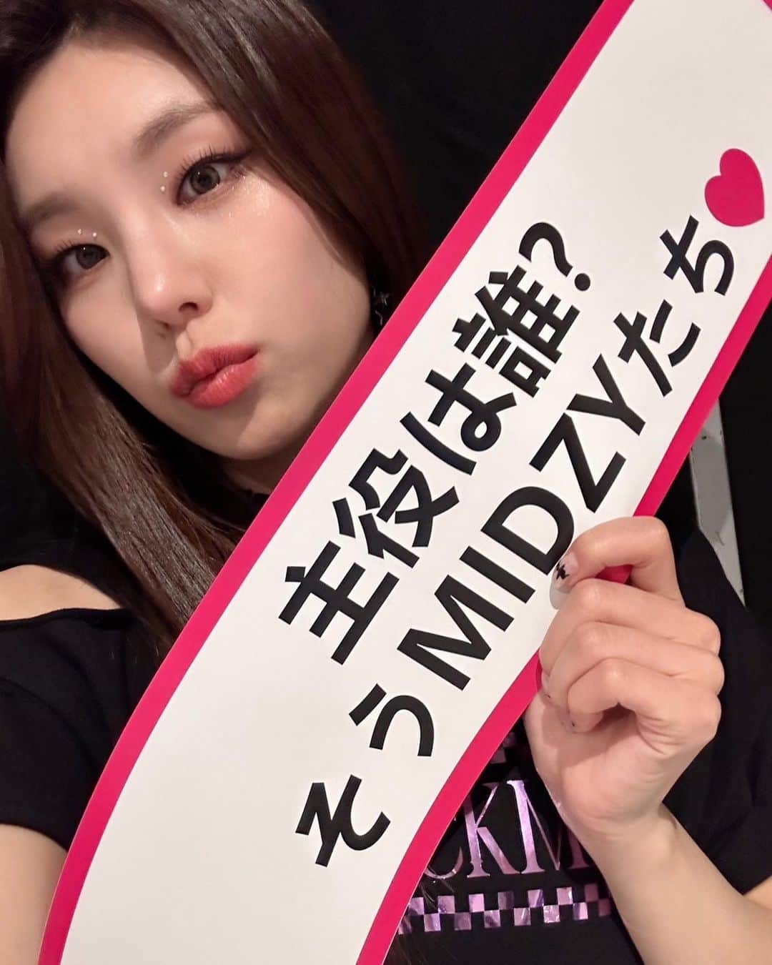 ITZYさんのインスタグラム写真 - (ITZYInstagram)「. 主役は誰？  そうMIDZYたち❤  #ITZY #MIDZY  #ITZY_WORLD_TOUR  #ITZY_CHECKMATE」2月23日 23時07分 - itzy.all.in.us