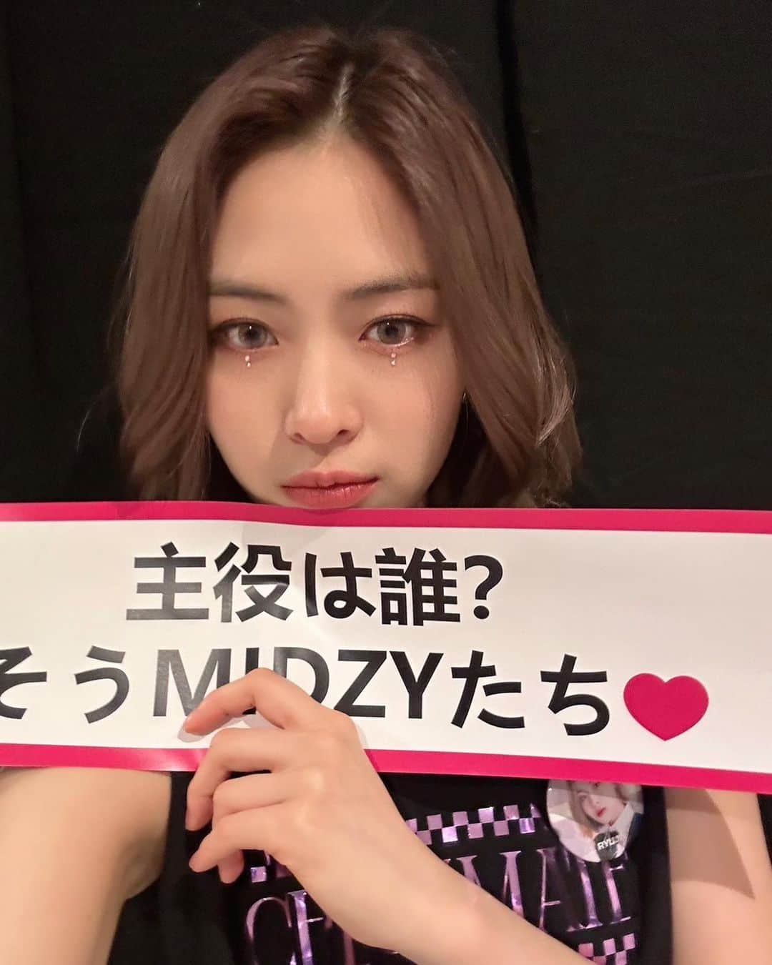 ITZYさんのインスタグラム写真 - (ITZYInstagram)「. 主役は誰？  そうMIDZYたち❤  #ITZY #MIDZY  #ITZY_WORLD_TOUR  #ITZY_CHECKMATE」2月23日 23時07分 - itzy.all.in.us