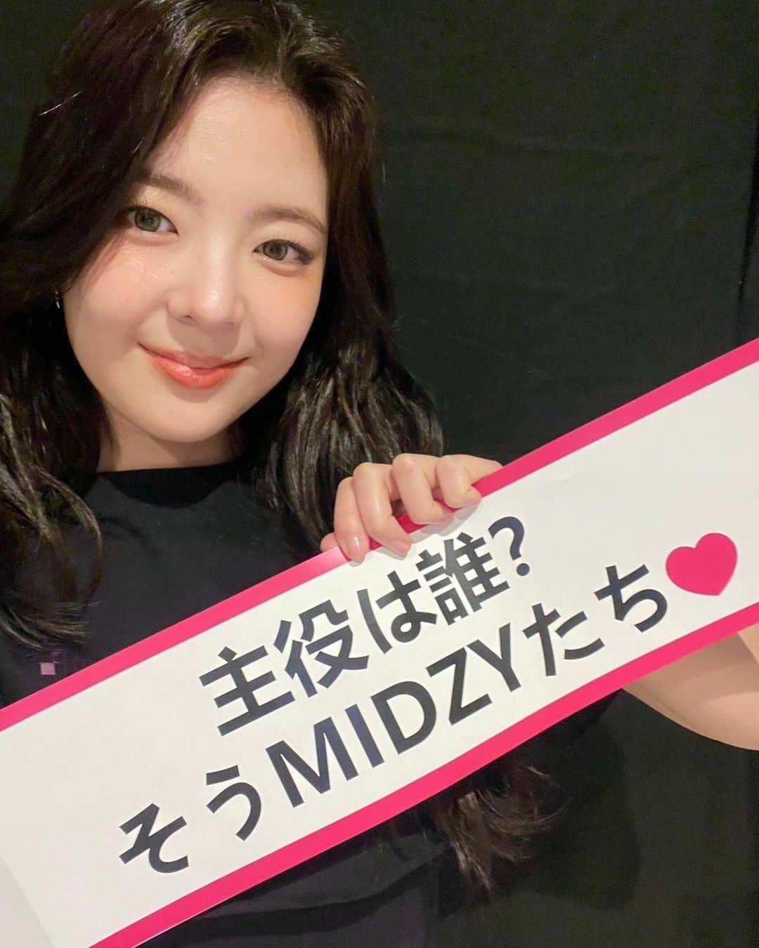 ITZYさんのインスタグラム写真 - (ITZYInstagram)「. 主役は誰？  そうMIDZYたち❤  #ITZY #MIDZY  #ITZY_WORLD_TOUR  #ITZY_CHECKMATE」2月23日 23時07分 - itzy.all.in.us