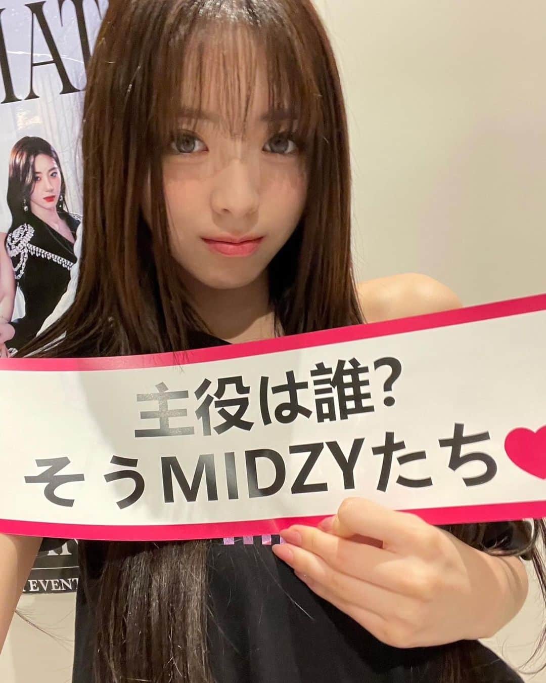 ITZYさんのインスタグラム写真 - (ITZYInstagram)「. 主役は誰？  そうMIDZYたち❤  #ITZY #MIDZY  #ITZY_WORLD_TOUR  #ITZY_CHECKMATE」2月23日 23時07分 - itzy.all.in.us