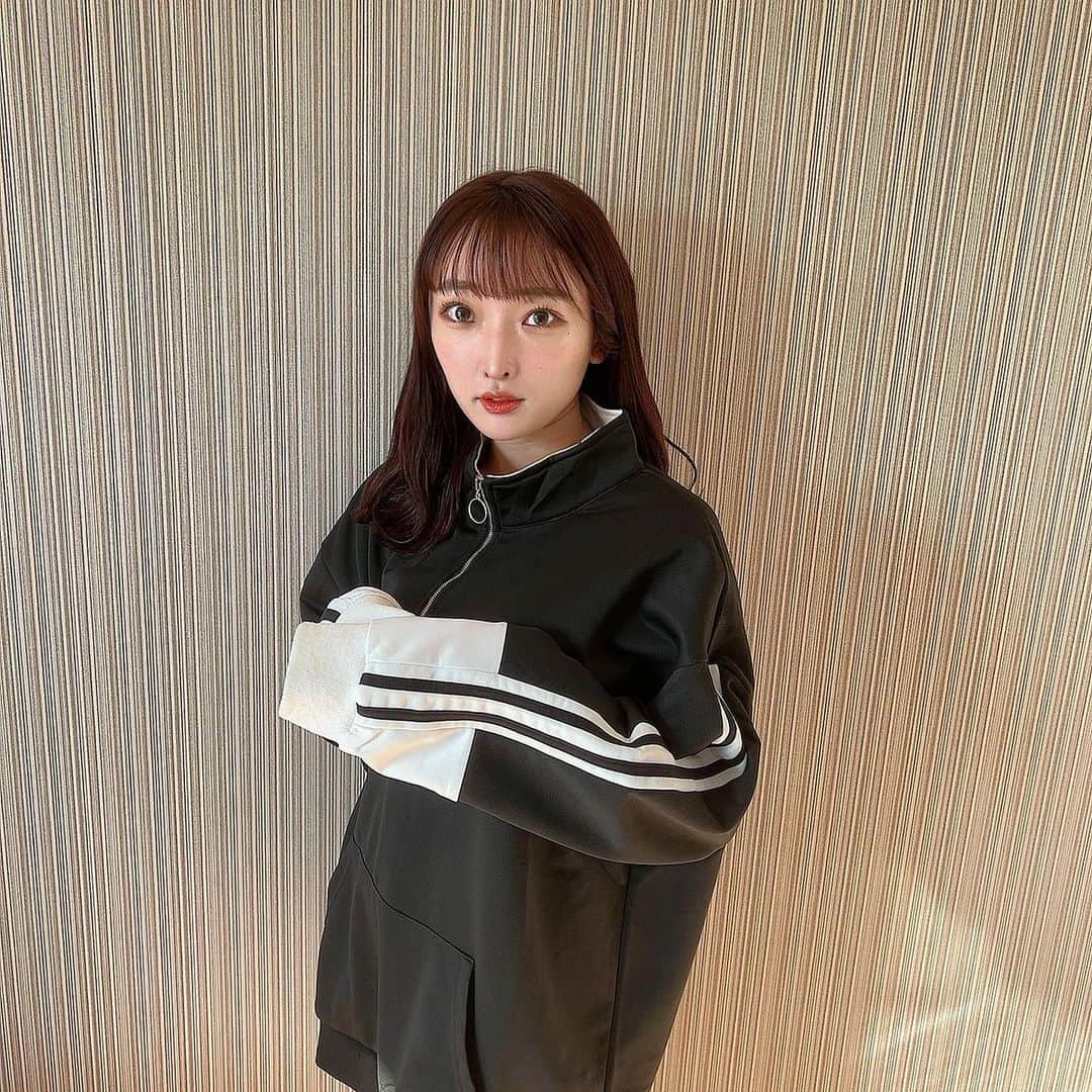 みなみのインスタグラム：「楽な服装が一番好き🖤」