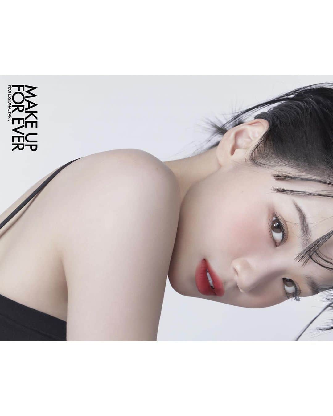 キム・チェウォンのインスタグラム：「@makeupforever 🖤」