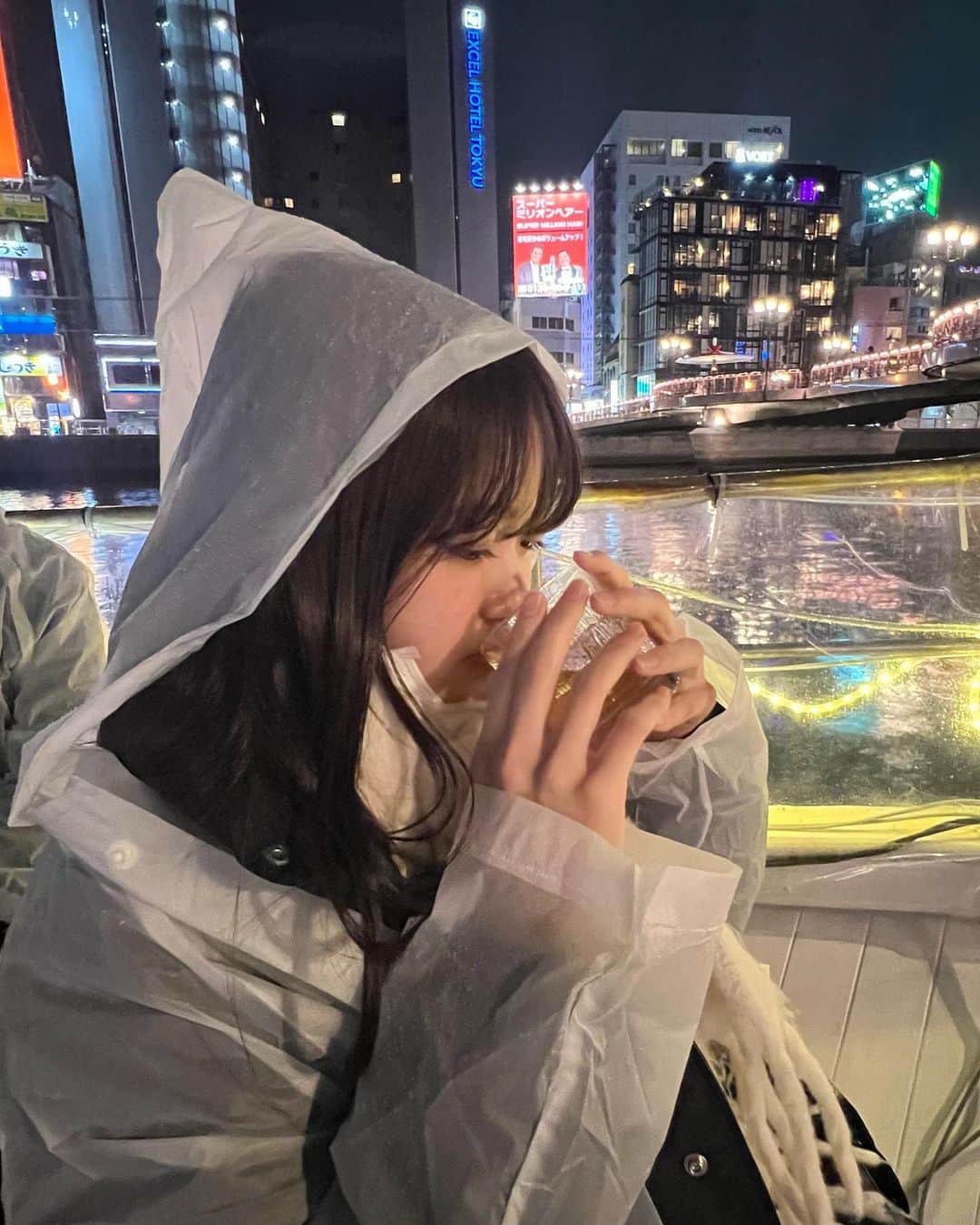 大賀咲希のインスタグラム：「. 中洲クルーズ雨だったけど楽しかった〜 夜景見るの本当にだいすき！  寒すぎたので、温かい梅酒を飲んでます🫖  #卒業旅行 #福岡旅行」