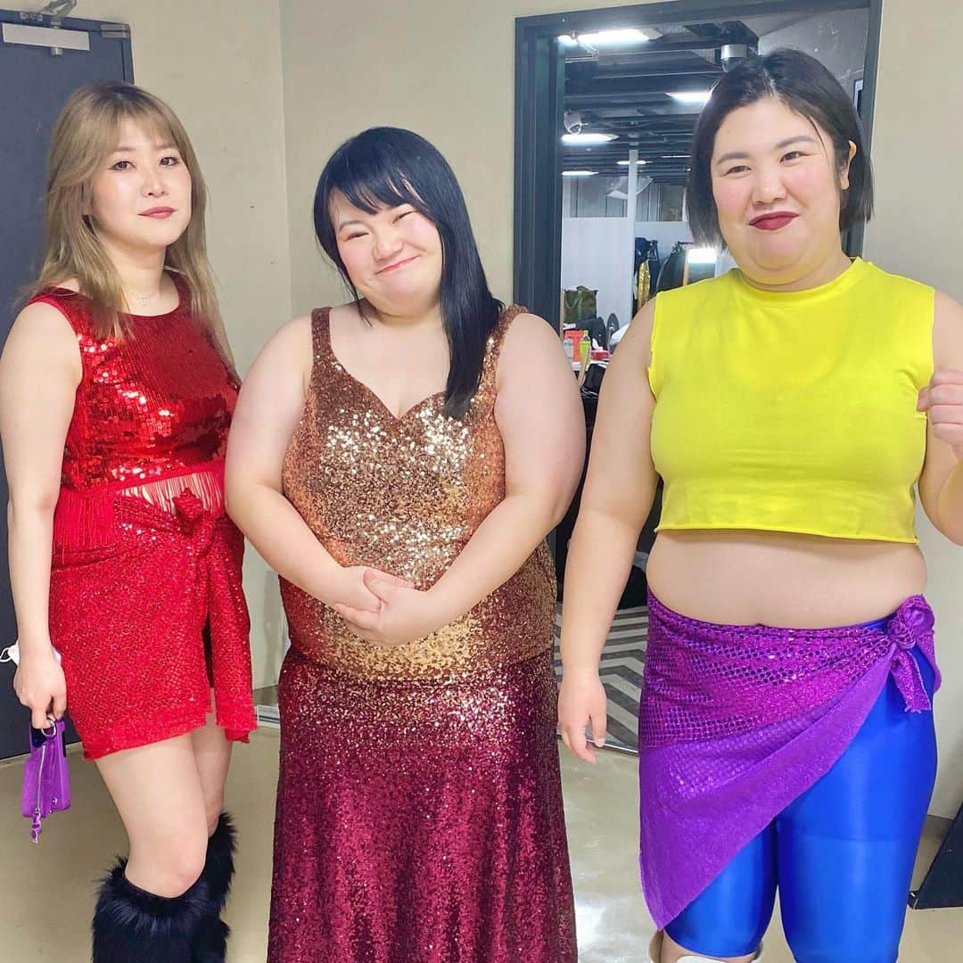 たいゆうきのインスタグラム：「お互い旦那が出張で家にいないから皆で集まって盛り上がったノリで、ディスコに行ってた頃の勝負服着てみた〜😭💕」