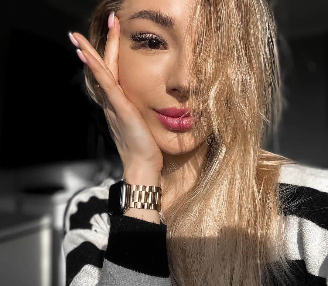 アガタ・クリゲルのインスタグラム：「Golden hour 🌹」