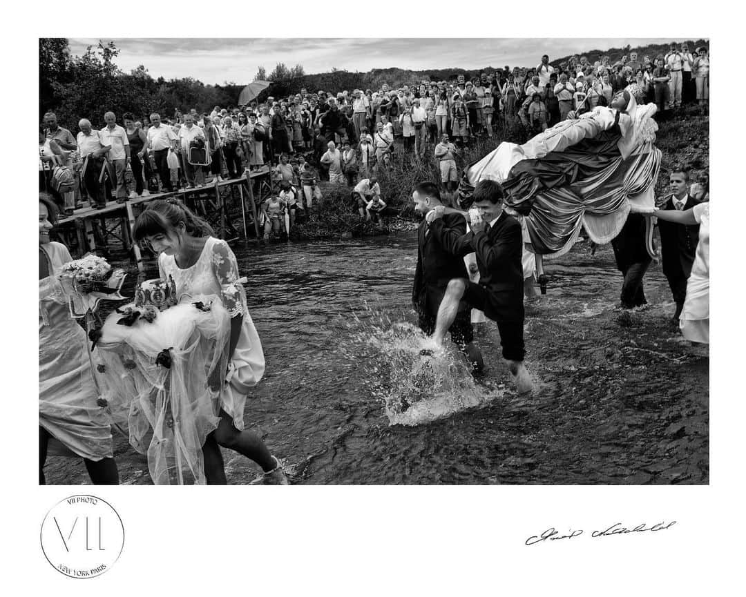 ジョン・スタンメイヤーのインスタグラム：「A collection of historic B&W prints from my VII colleagues, part of @VIIphoto’s support to Ukranian journalists. Visit the link in my IG bio, and here below the importance for this special VII print sale in collaboration with the UK @FrontlineClub. ⠀⠀⠀⠀⠀⠀⠀⠀ The one year anniversary of the full scale Russian invasion of Ukraine is now. Local Ukrainian journalists continue to risk their lives to tell the story of the battle for their homeland and defense of democracy. The need for proper hostile environment training of Ukrainian journalists to protect them in the field remains paramount. We are partnering with the Frontline Club with partial proceeds from this sale for scholarships to enable more local journalists to take a hostile environment course, which includes medical first aid training. For the past 40 years, photographers of VII Photo have sought out moments of dignity amidst social upheaval, war, famine, and other social concerns. Of the millions of images these men and women documented, a few photographs have risen to the top for their intensity, beauty, and power. ⠀⠀⠀⠀⠀⠀⠀⠀ At VII, we have been fortunate to share these moments with people who live through these stories, beginning to end. To honor and assist Ukrainian journalists that are risking their lives to report on the victims of this war, VII is releasing these prints from our photographers who are documenting the Ukraine story, along with a wider selection of work that has profoundly affected us on our journeys. ⠀⠀⠀⠀⠀⠀⠀⠀ Captions ⠀⠀⠀⠀⠀⠀⠀⠀ 1: Young people, surrounded by hundreds of pilgrims, carry the figure of the Dormition of Mary through a river in Paclawka, Poland — by @MaciekNabrdalik ⠀⠀⠀⠀⠀⠀⠀⠀ 2: Trump supporters, including Jake Angeli, the "QAnon shaman," break into the Capitol on Jan. 6, 2021, protesting the certification of Joe Biden as the next United States President — by @RonHaviv_VII ⠀⠀⠀⠀⠀⠀⠀⠀ 3: The outline of the body of Kola Dusmani, who according to criminal investigators, was killed by Russian para-militiaries in a small village outside the ancient market town of Gjakove — by @Gary_Knight_VII ⠀⠀⠀⠀⠀⠀⠀⠀ #printsale #VIIPhoto #VIIArchive #FlashSale #photosale #straightfromthefrontline」